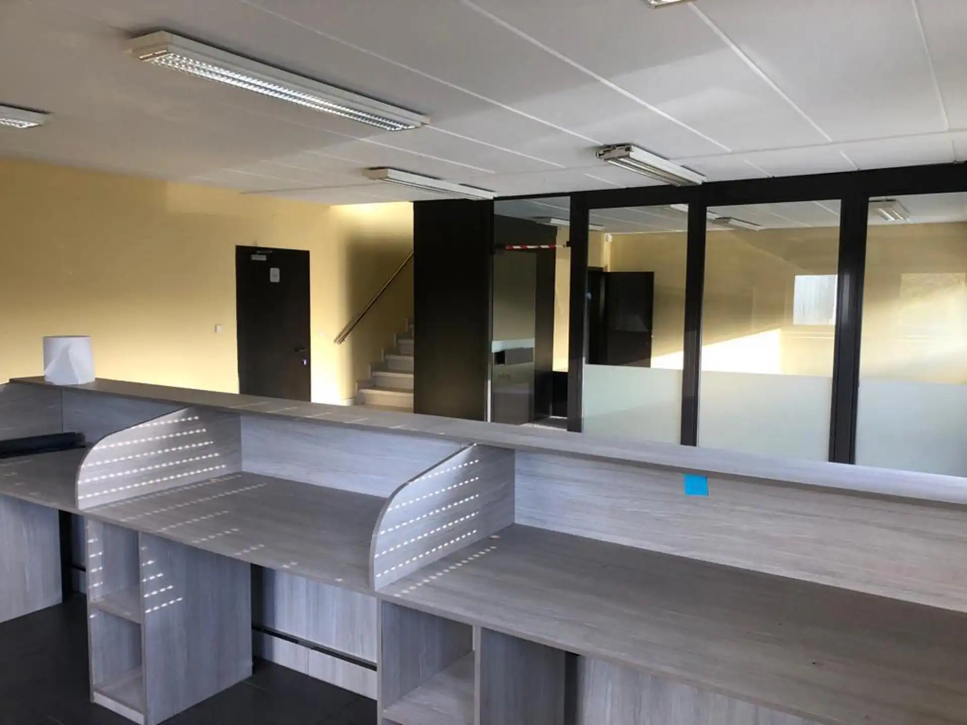 Magazijn met kantoor te Lint foto 13