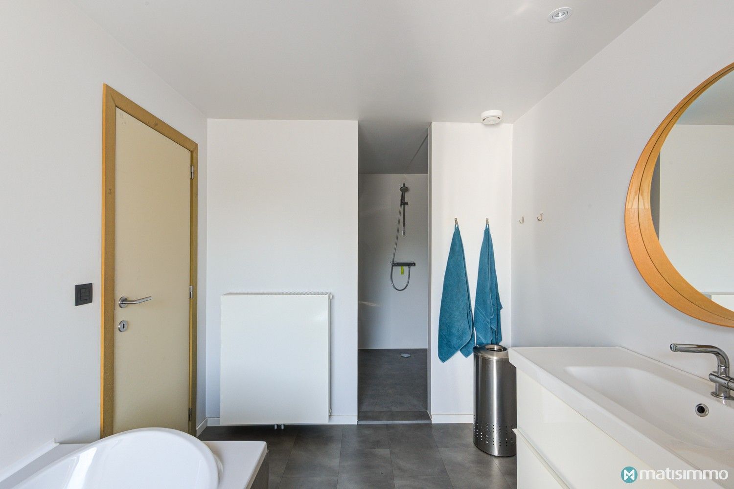 RUIME INSTAPKLARE GEZINSWONING MET 4 SLAAPKAMERS, TUIN EN ZONNEPANELEN foto 21