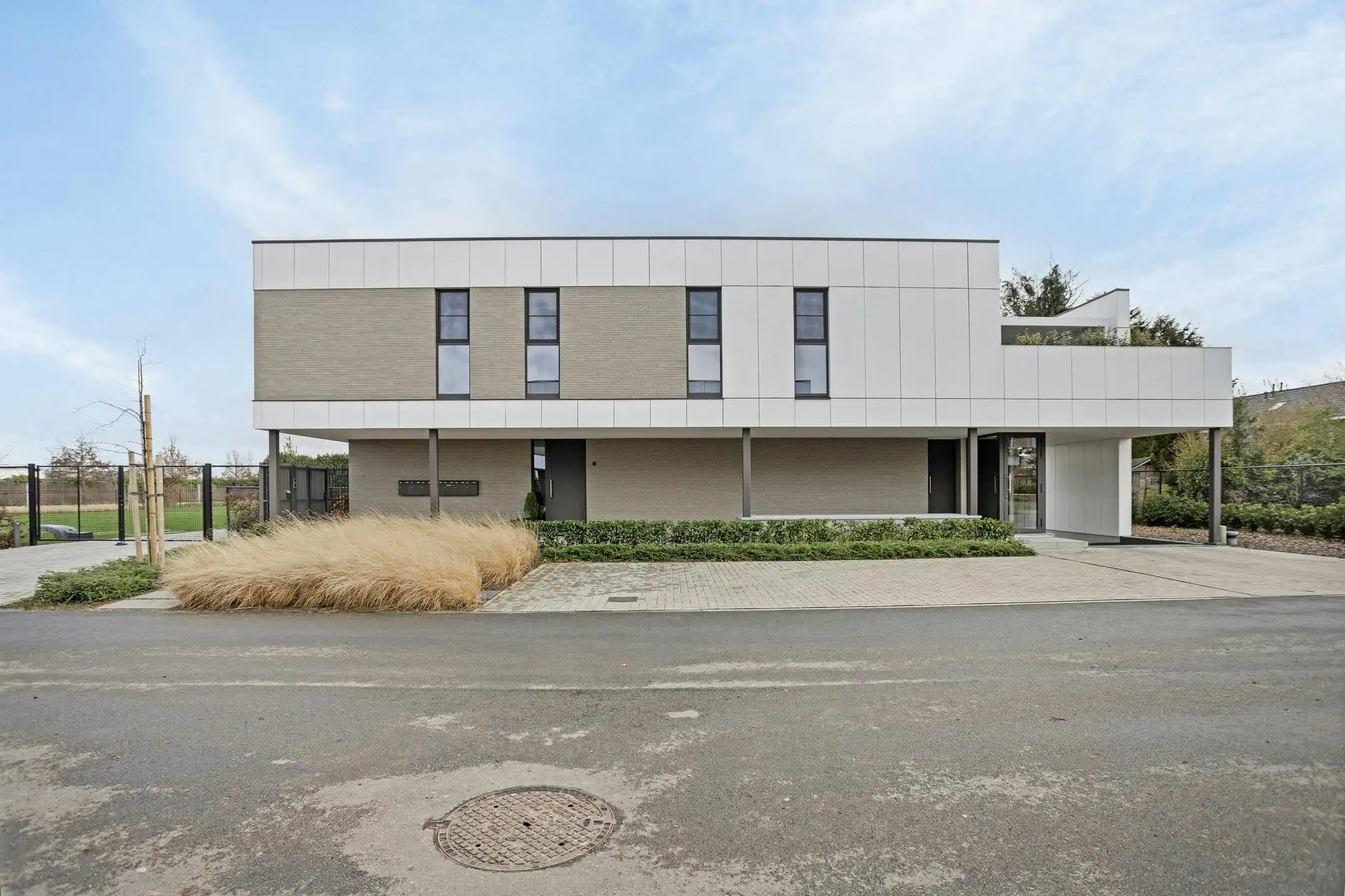 Ruime en kwalitatieve woning te koop in Brecht! foto {{pictureIndex}}
