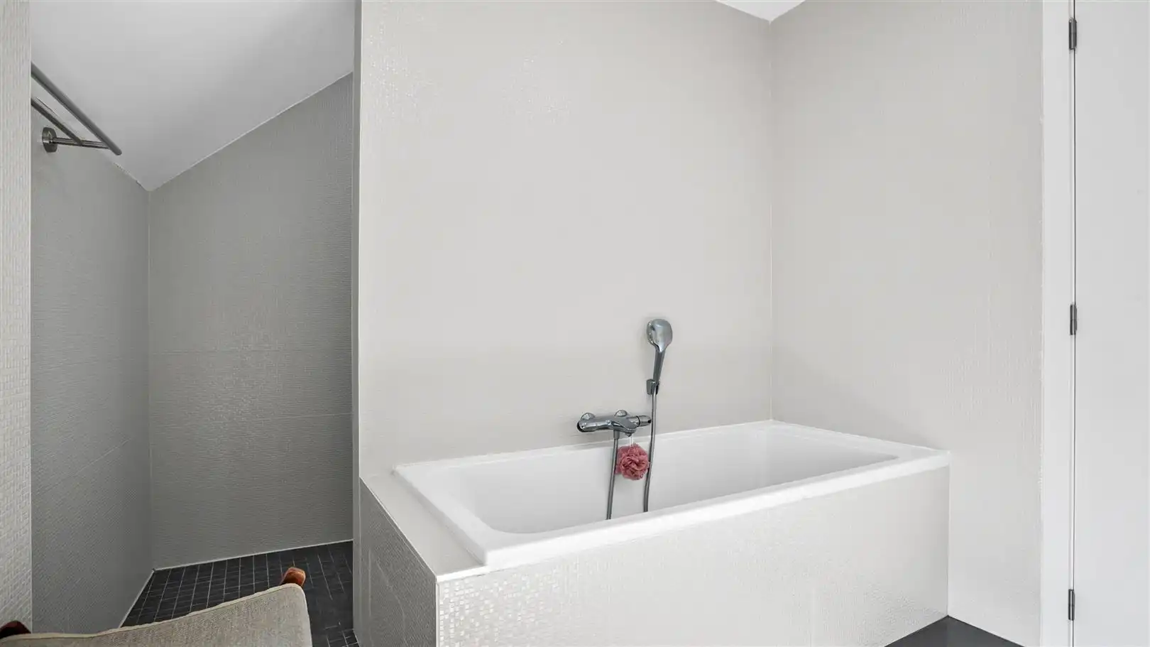 TE KOOP: Kwalitatief afgewerkte woning te Heusden-Zolder! foto 15