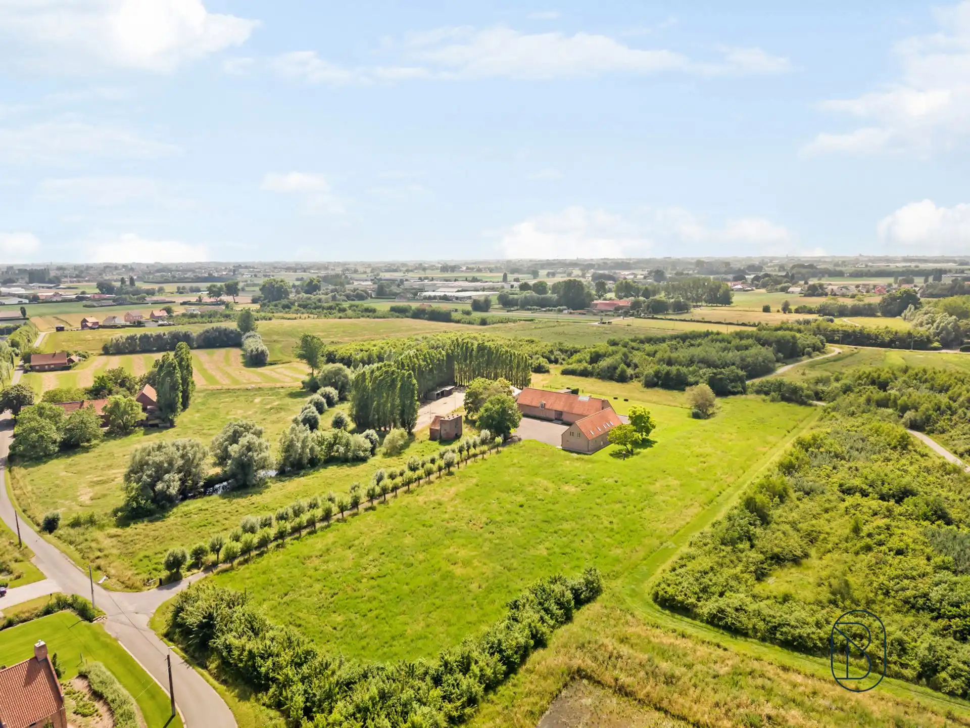 Unieke hoeve met uitzonderlijk potentieel foto {{pictureIndex}}