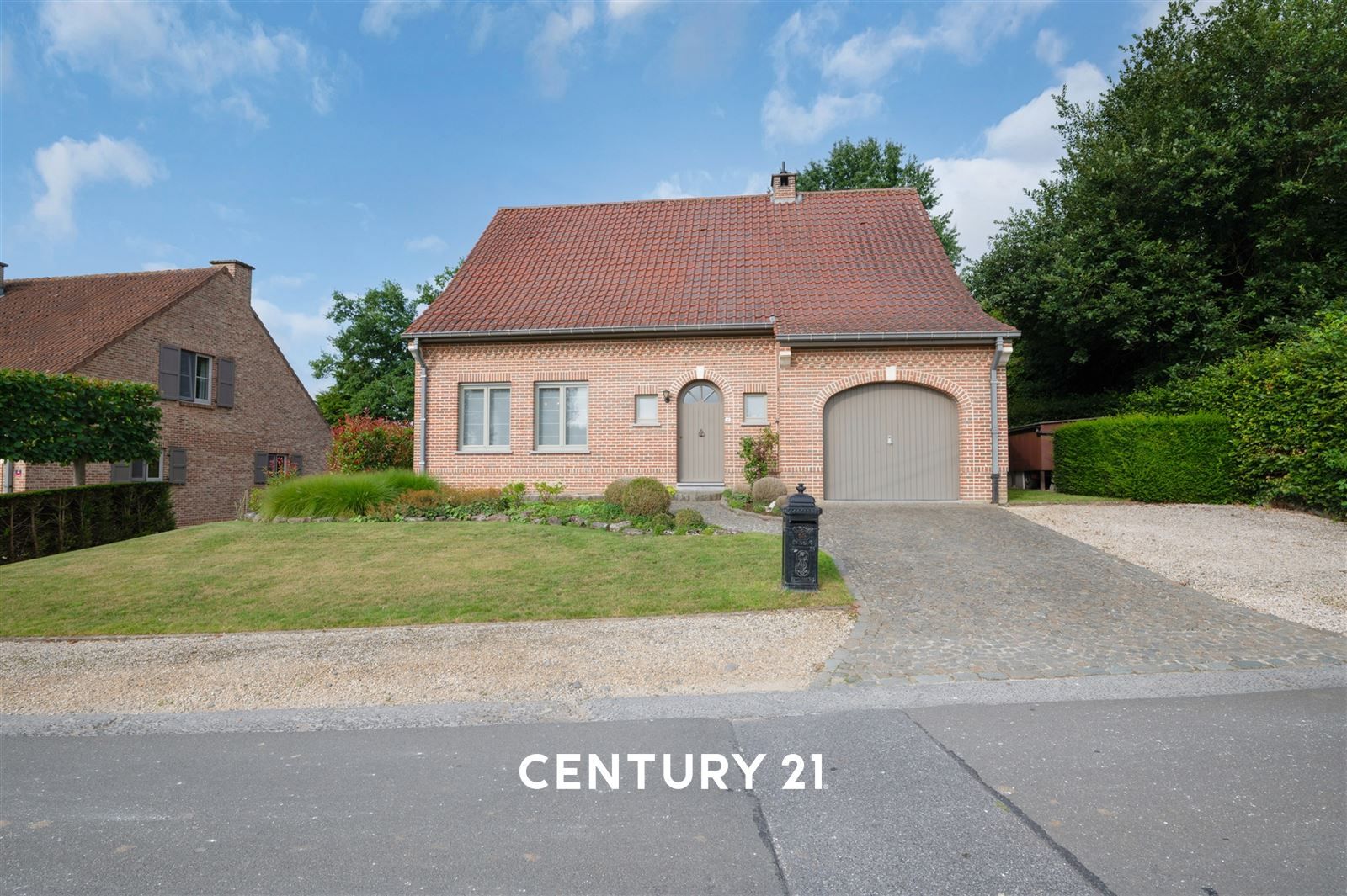 instapklare villa met zuidwest gerichte tuin en garage op 8are11 foto {{pictureIndex}}