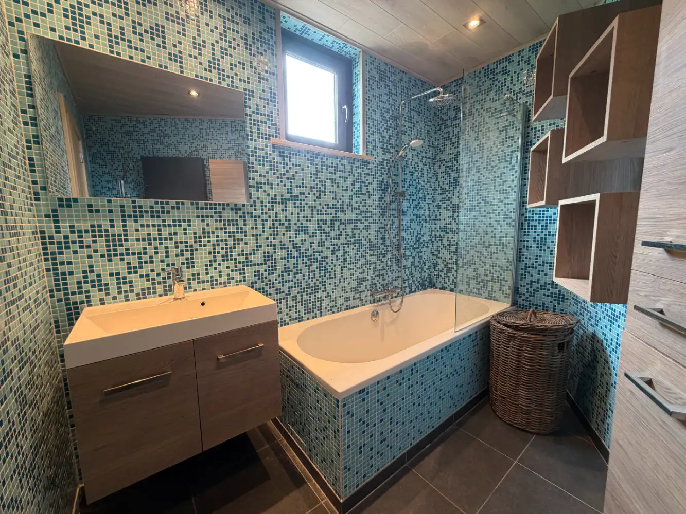 Dit charmante penthouse met één slaapkamer onderscheidt zich door zijn uitzonderlijke terrassen rondom het appartement. Dankzij de ruime buitenruimtes geniet u op elk moment van de dag van de zon en het buitenleven. Een unieke woonbeleving voor wie op zoek is naar een combinatie van comfort, rust en een overvloed aan buitenruimte. foto 15