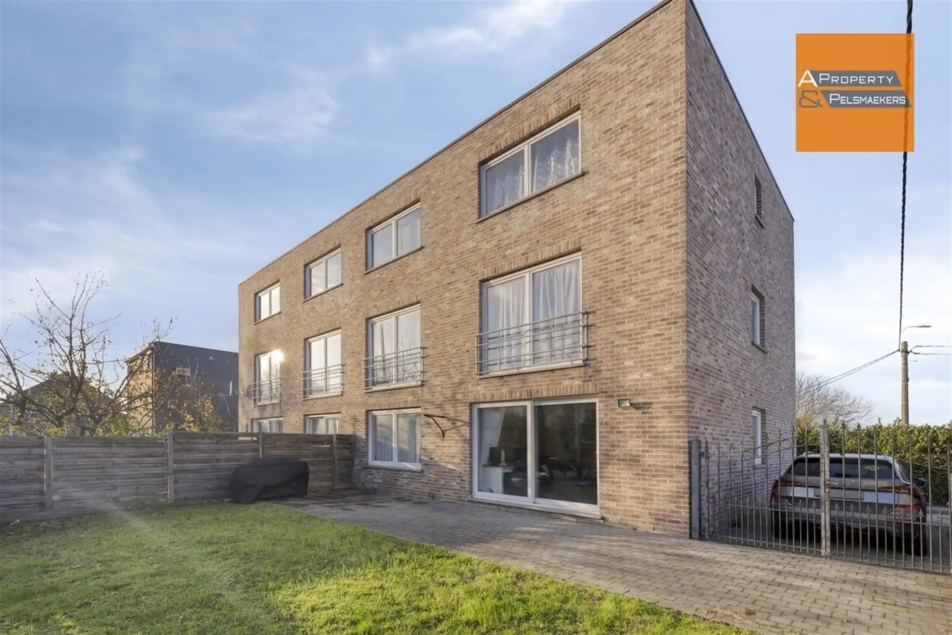 BOD AANVAARD Gelijkvloers appartement met 2 slaapkamers 2 staanplaatsen en tuin foto 5