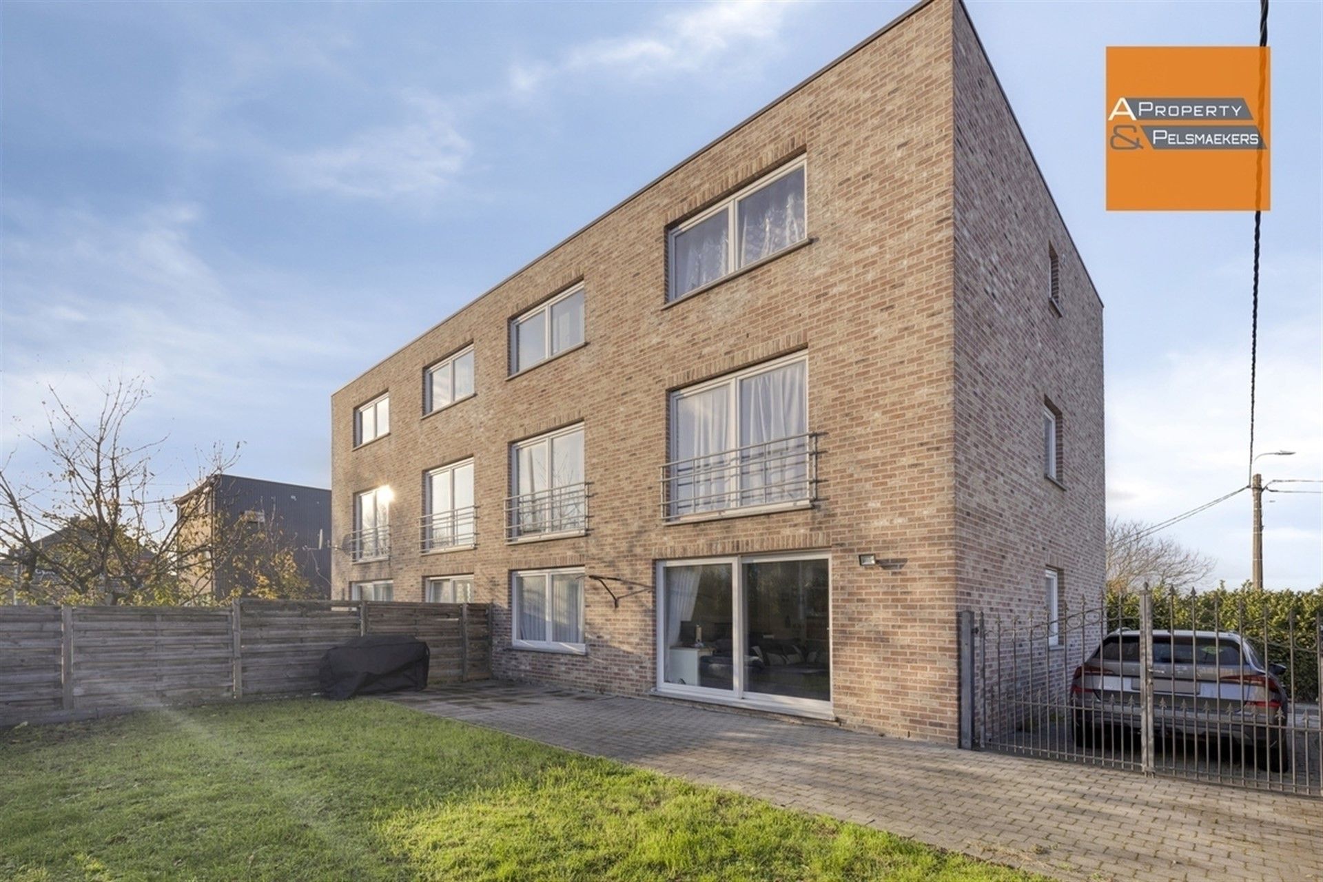 Gelijkvloers appartement met 2 slaapkamers 2 staanplaatsen en tuin foto 5