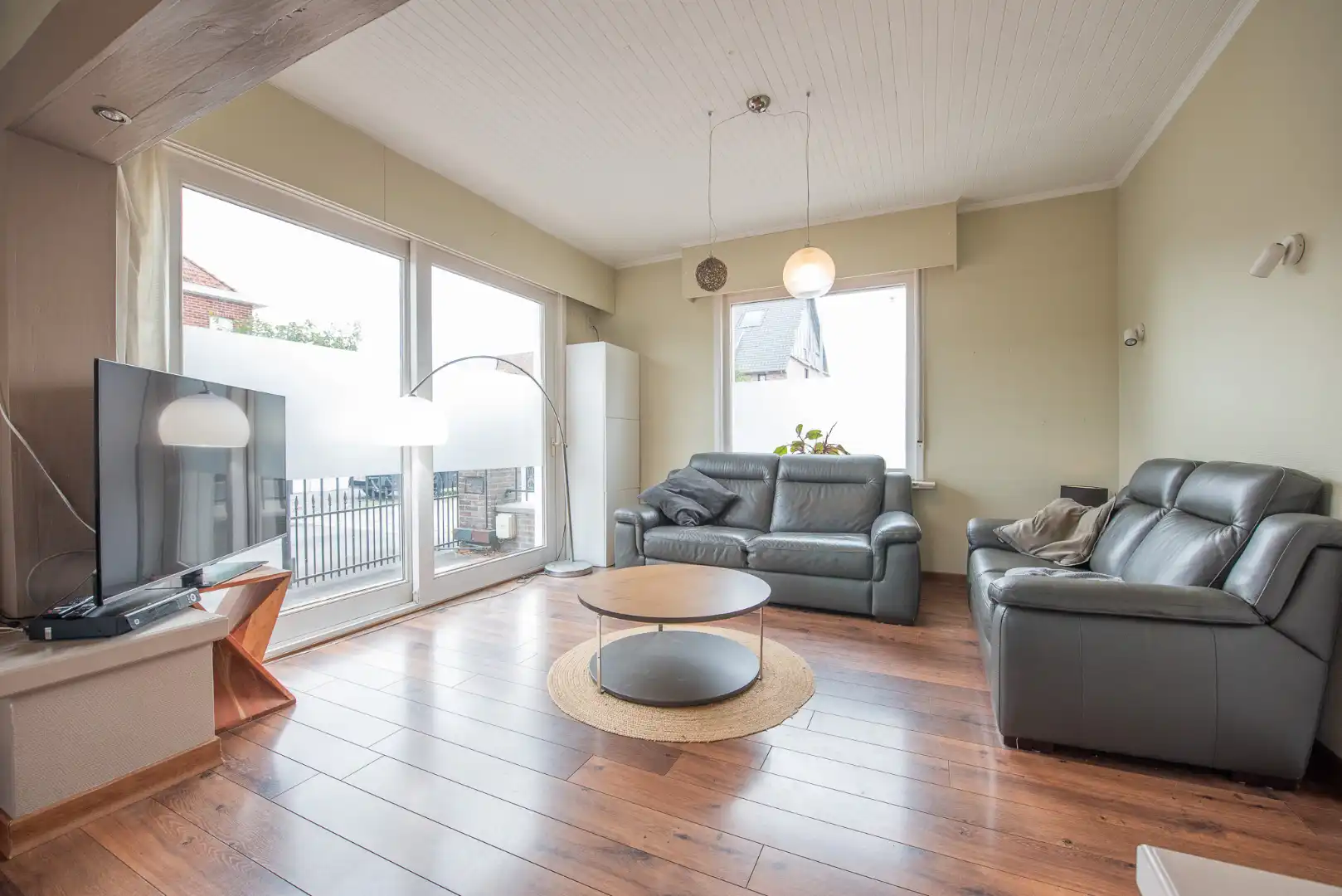 Halfopen bebouwing met 2 slaapkamers op groot perceel van 1305 m² foto 5