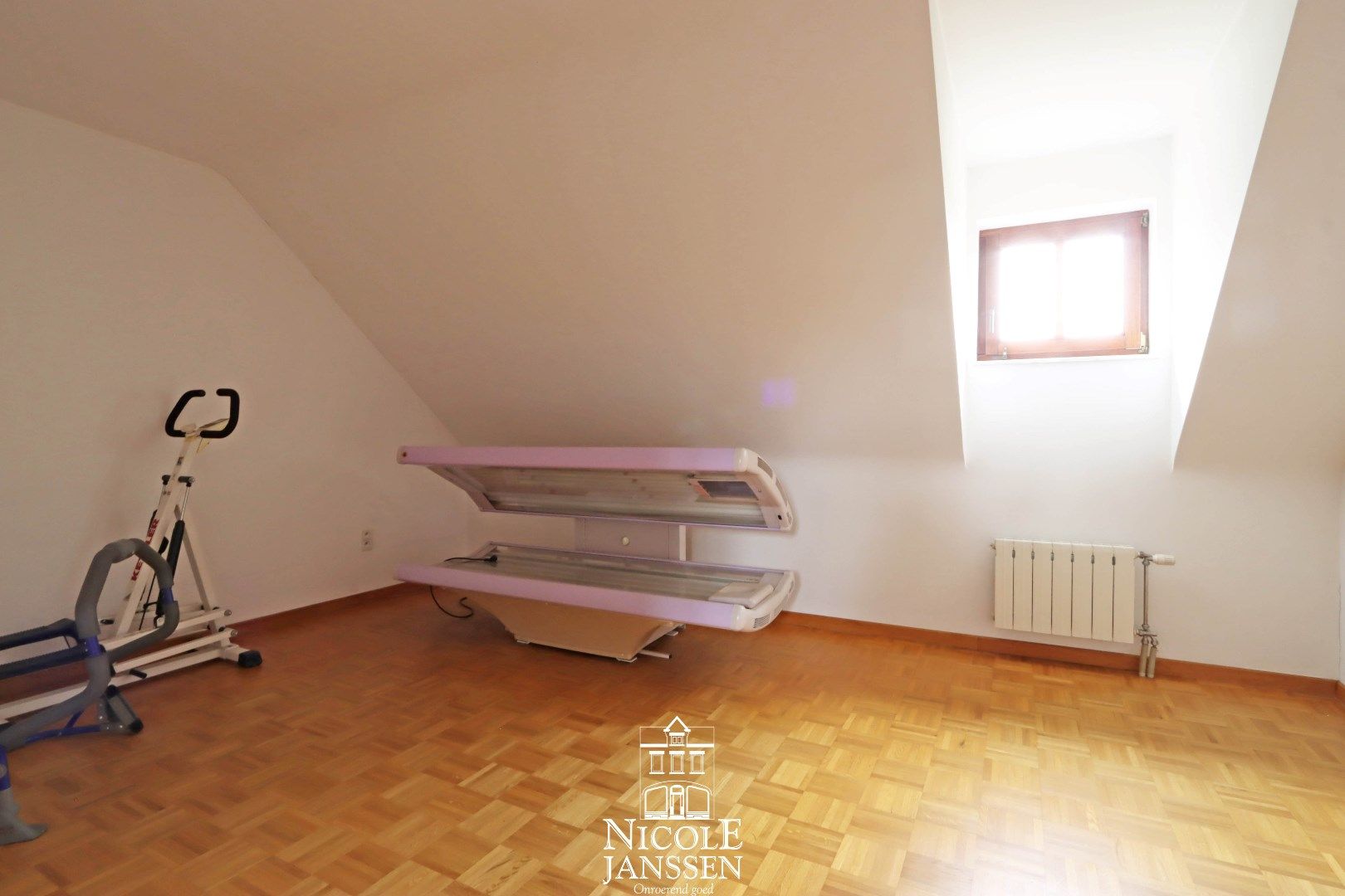 Ruim ingedeelde villa met 7 slaapkamers, dubbele garage en volledig omheinde tuin  foto 26