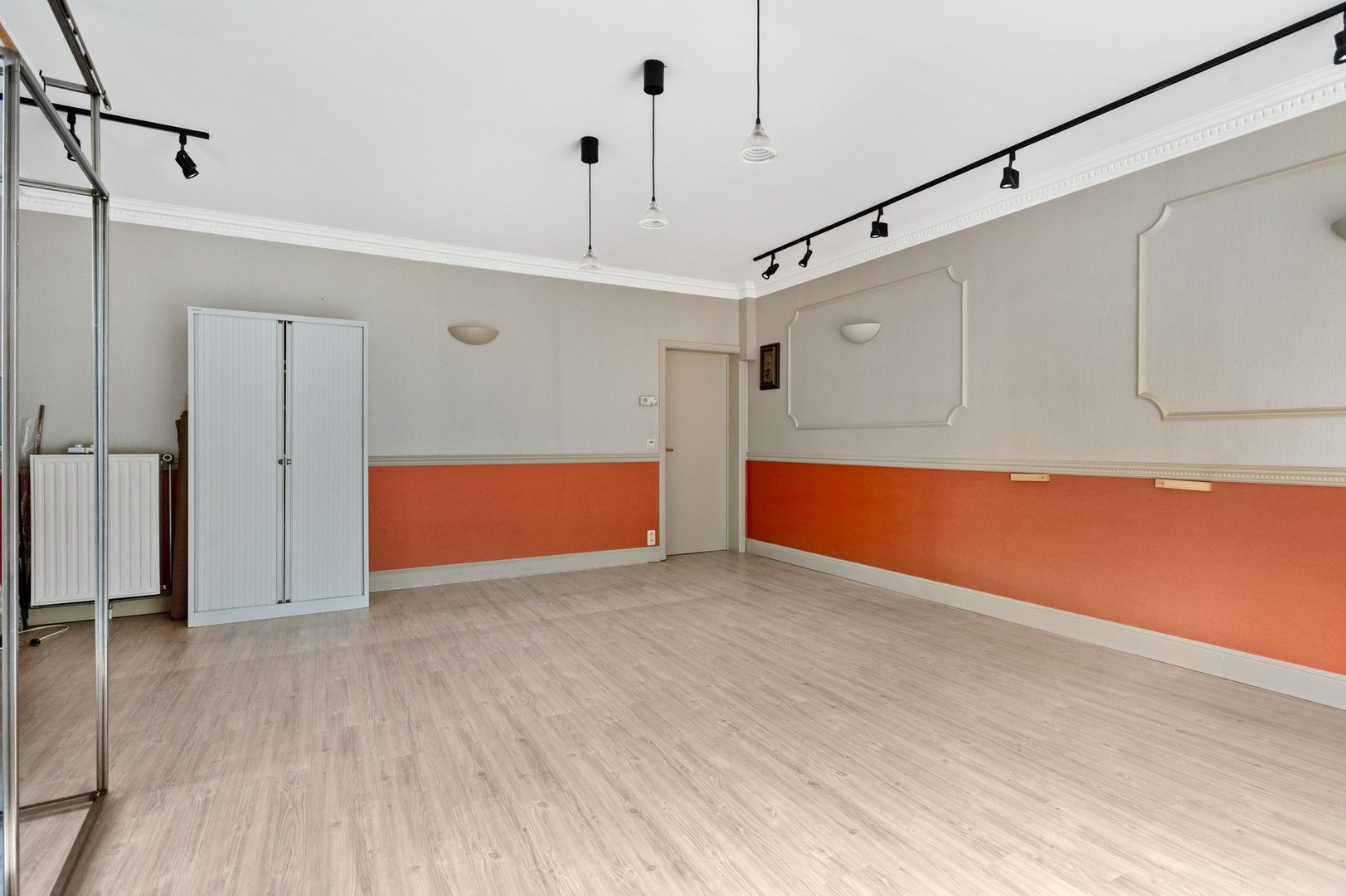 Zeer goed gelegen handelspand met woonst en 2 garages! foto 5