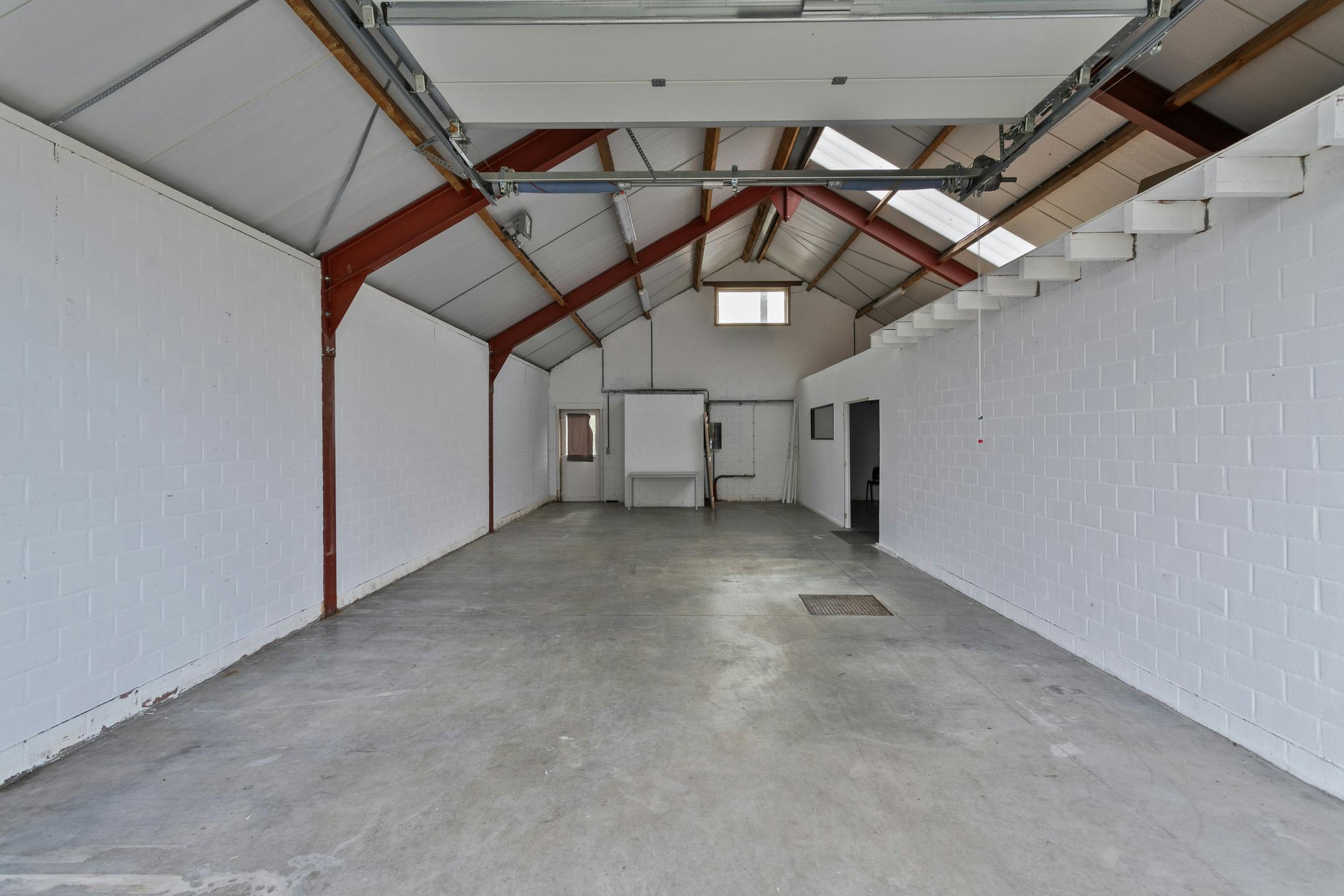 Modern magazijn van 145m² samen met ruime gezinswoning te koop in Bissegem foto 3