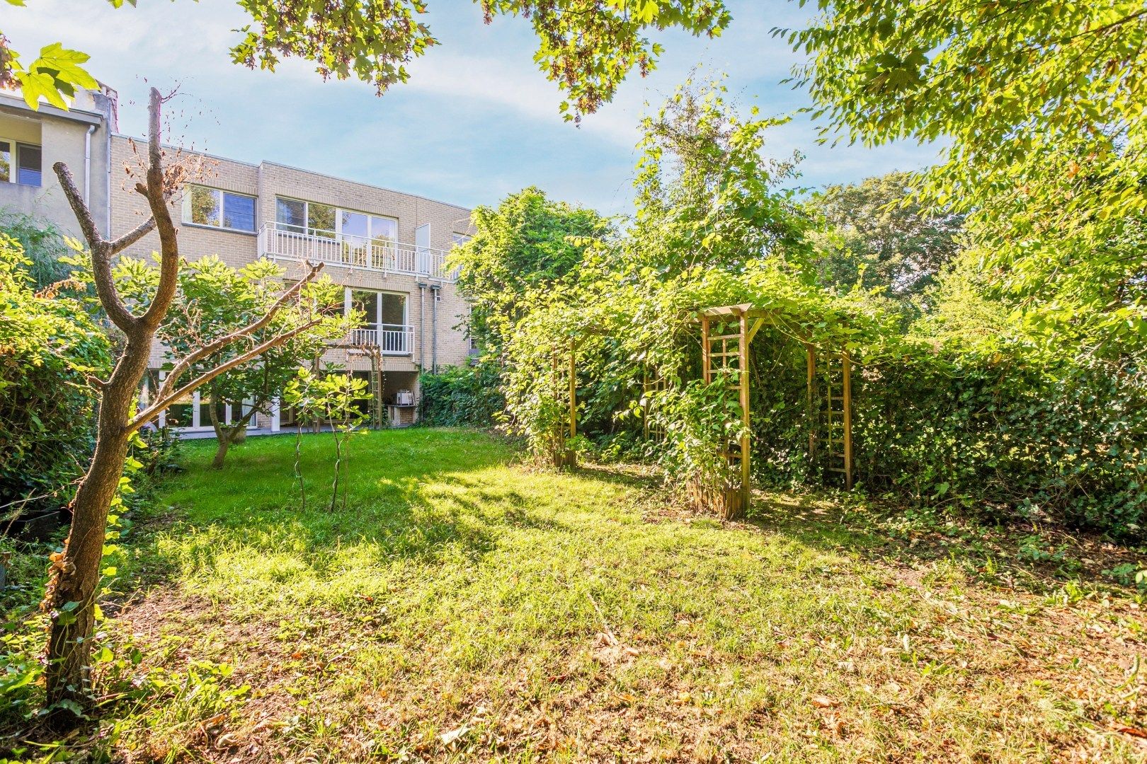 Recente kangoeroewoning met 4 slaapkamers, garage en tuin in een doodlopende straat foto 2