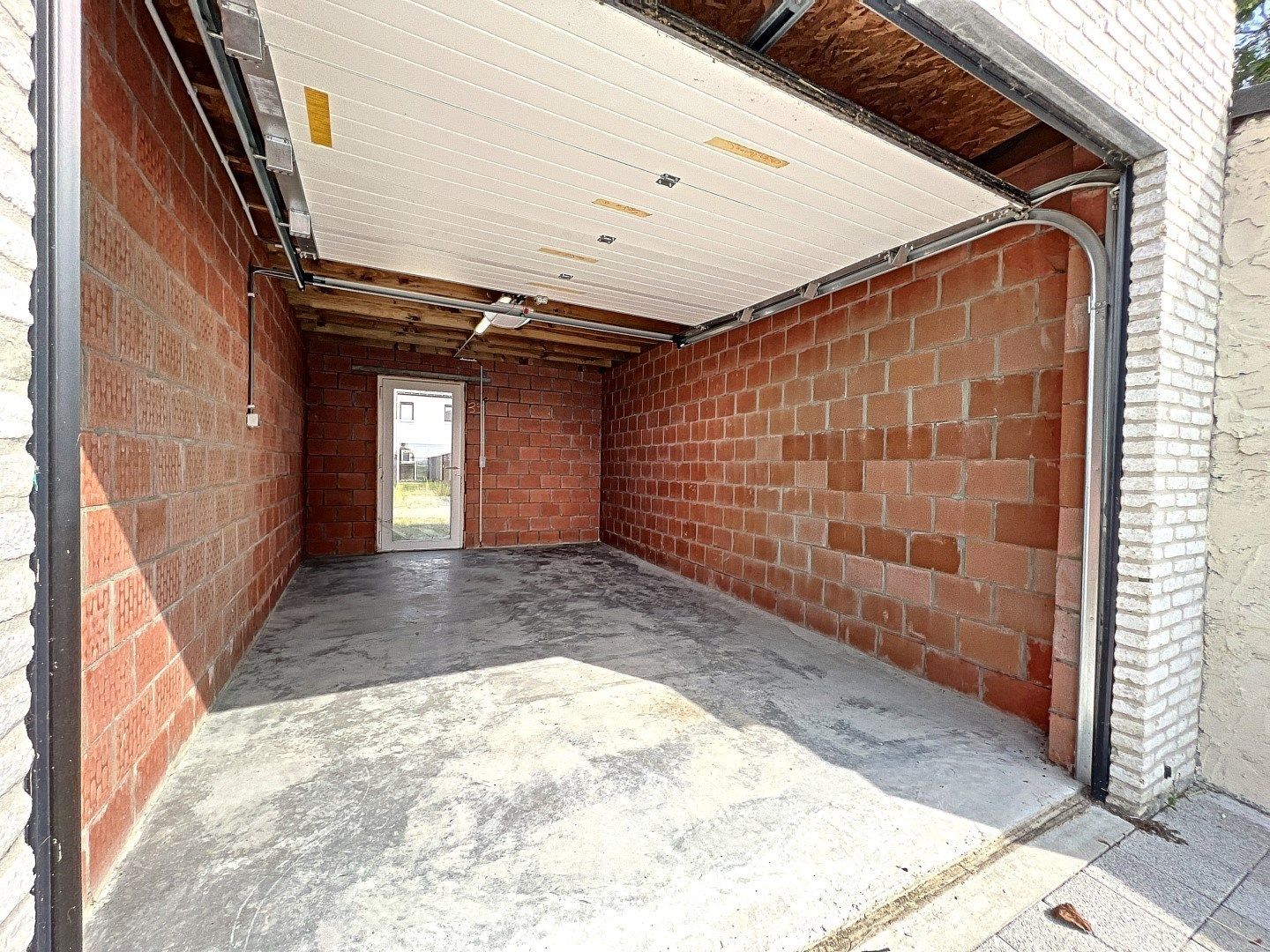 Recente woning te huur met 3 slaapkamers , tuin, garage en 2 parkeerplaatsen ! foto 9