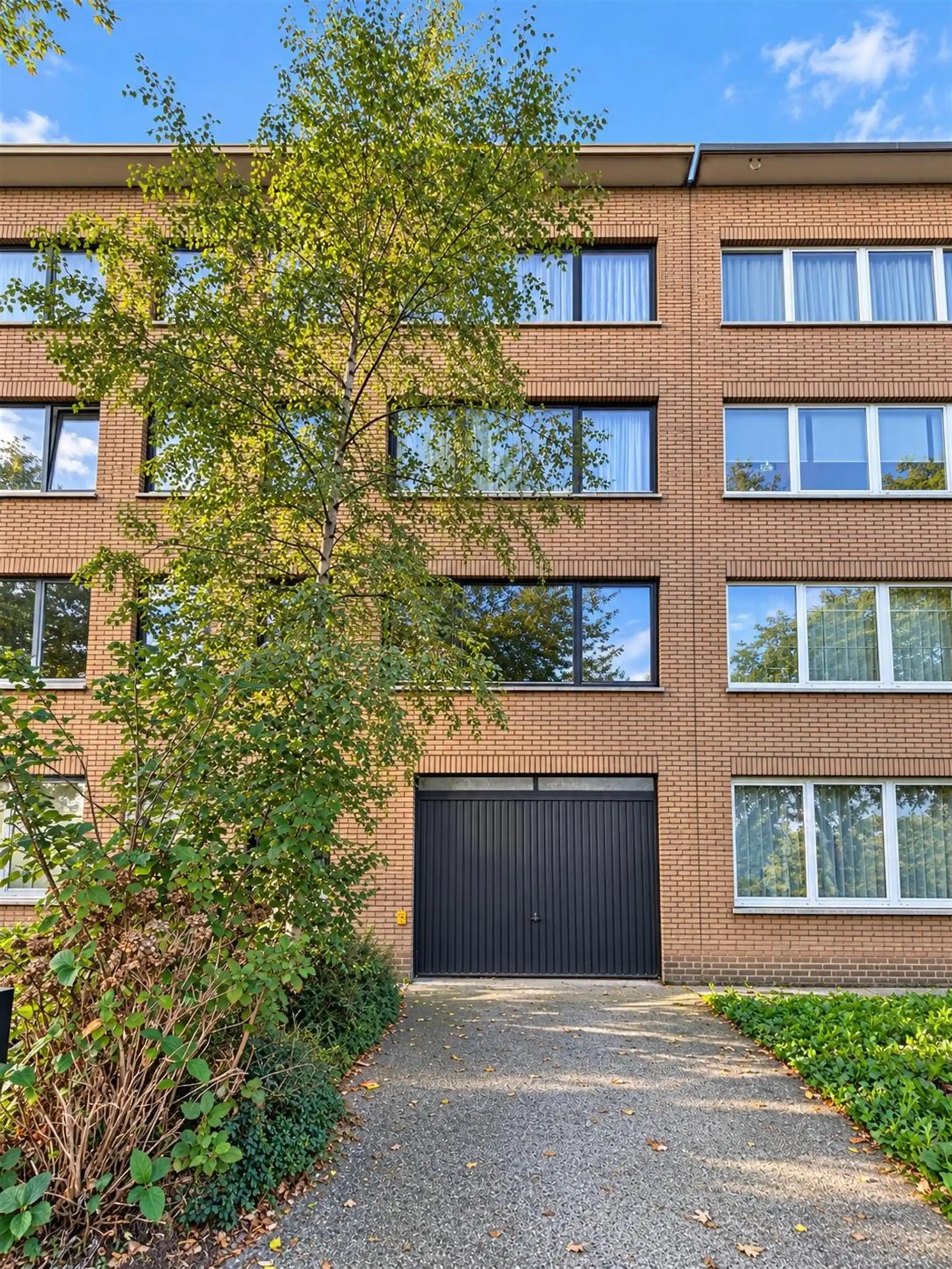 Instapklaar 2-slaapkamer appartement met terras en garage foto 14