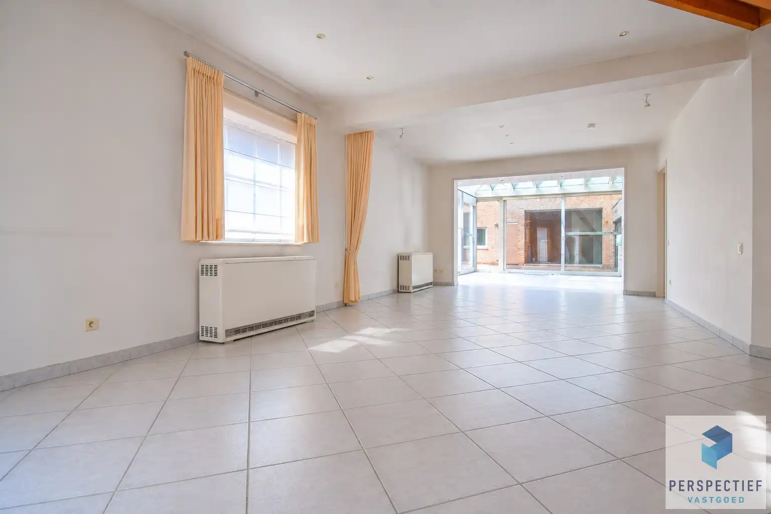 Unieke villa met dubbele garage en opslagplaats/ loods in rustige omgeving foto 9