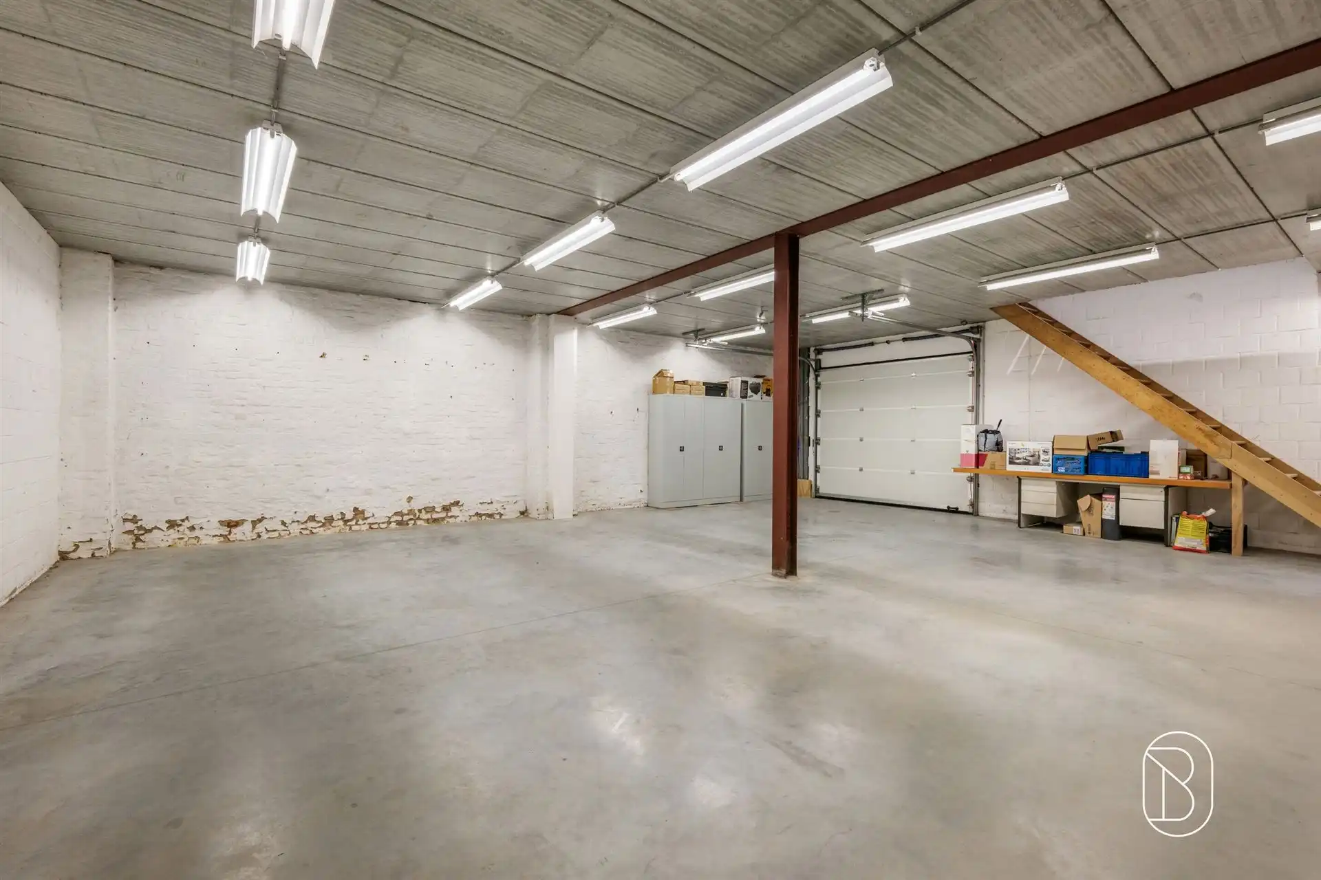 Grote, instapklare, goed onderhouden loods met parking foto 8