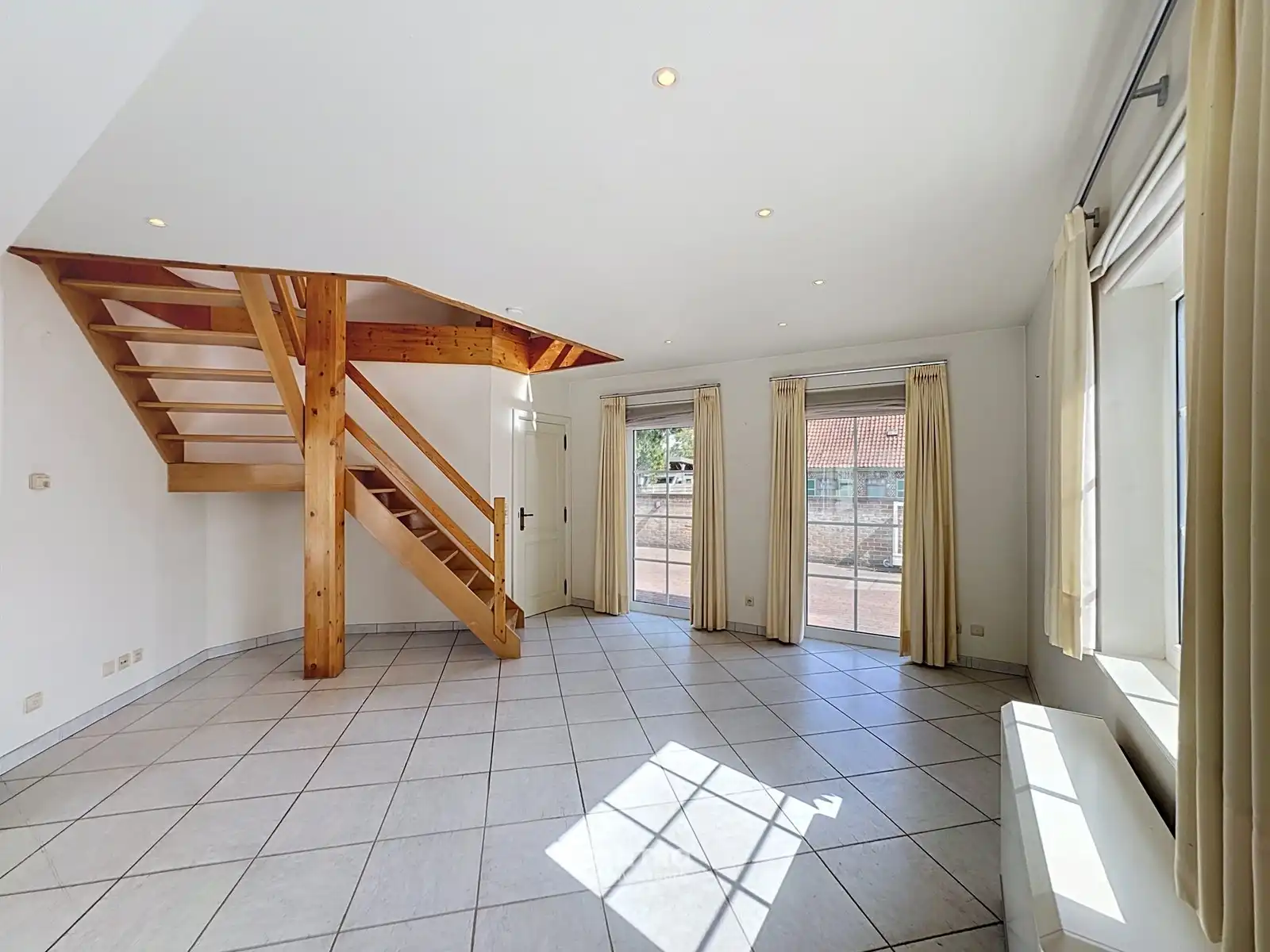 Ruime woning met opslagruimte in aangename omgeving! foto 14