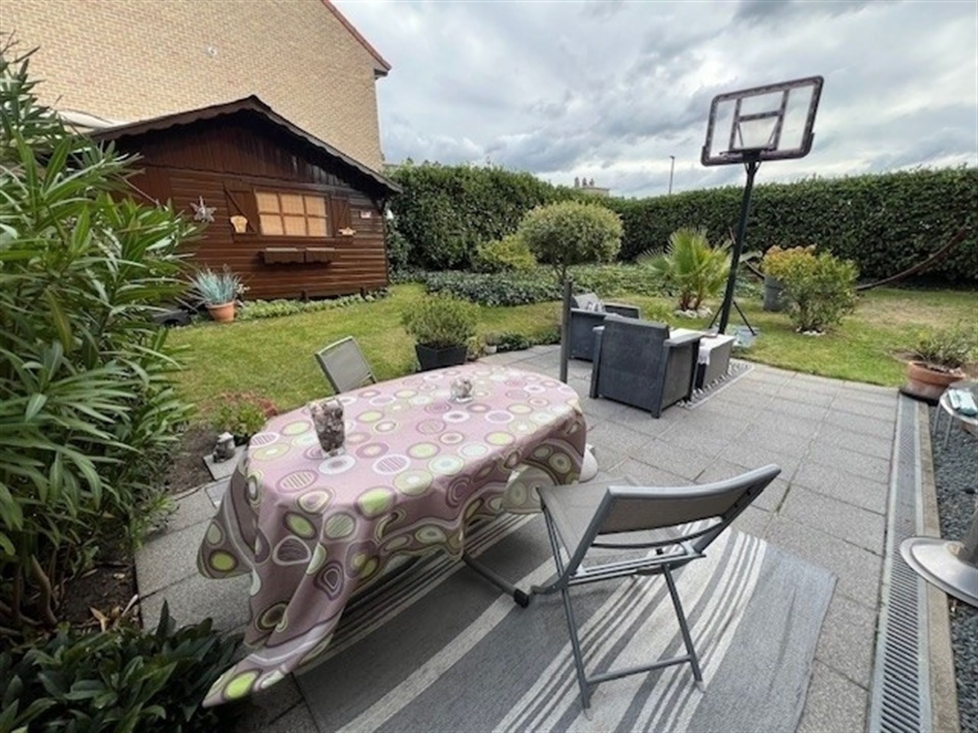 Stijlvol appartement met 2 slaapkamers en grote tuin! foto {{pictureIndex}}