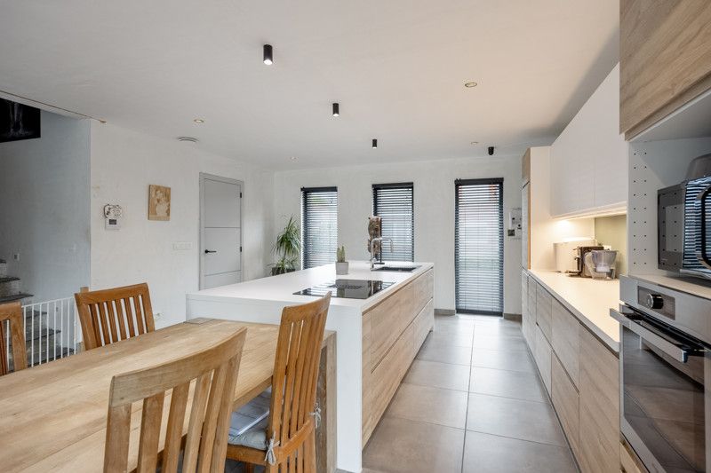 Recente, instapklare woning met garage en zwembad foto 5