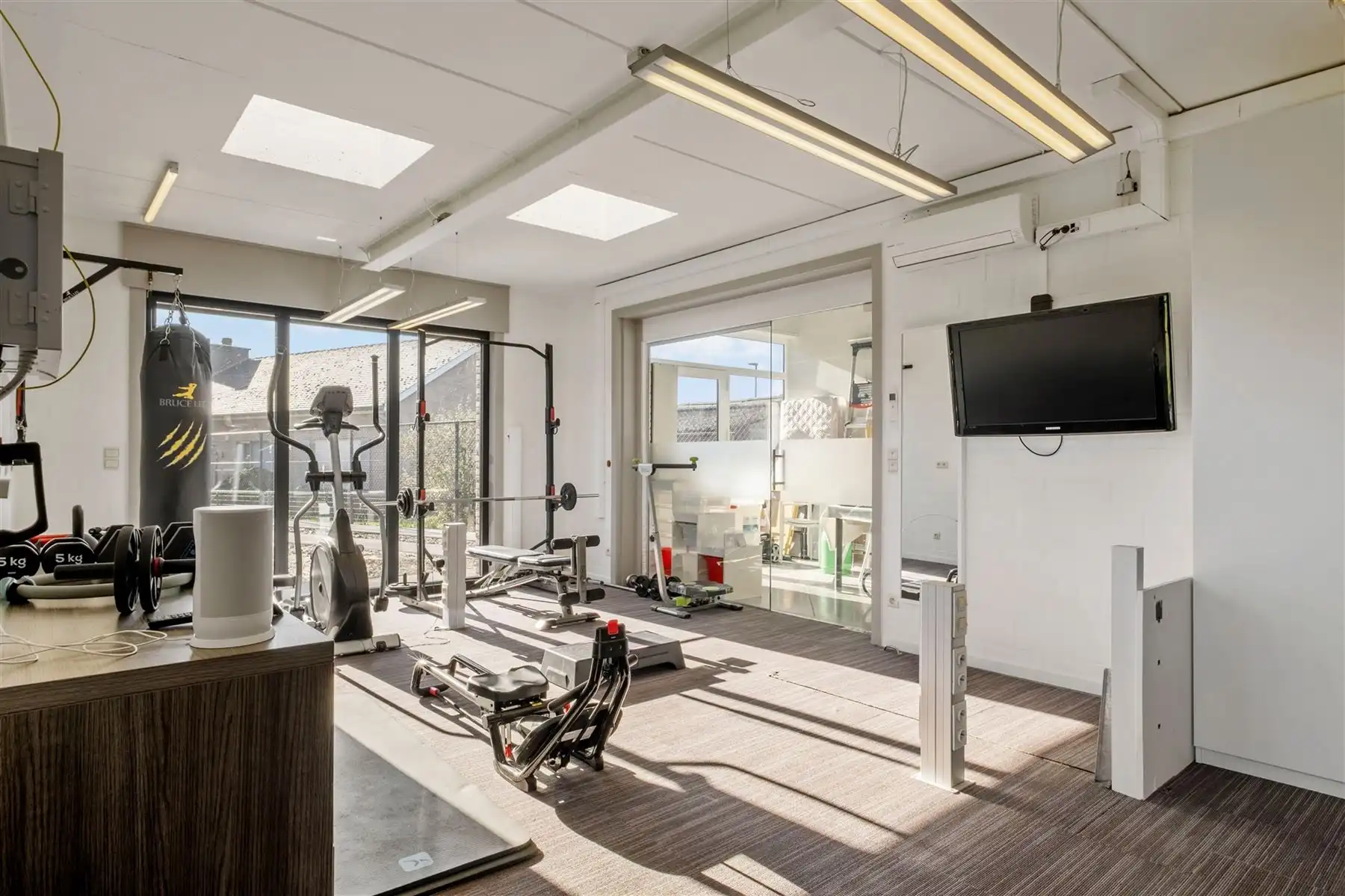 Instapklare gezinswoning met zwembad en multifunctioneel bijgebouw foto 16