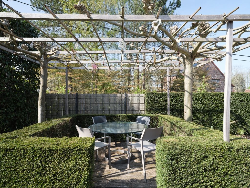 Instapklare, vrijstaande woning met zwembad op een zonnig perceel, drie slaapkamers en de mogelijkheid voor een praktijkruimte in een rustige omgeving. foto 9
