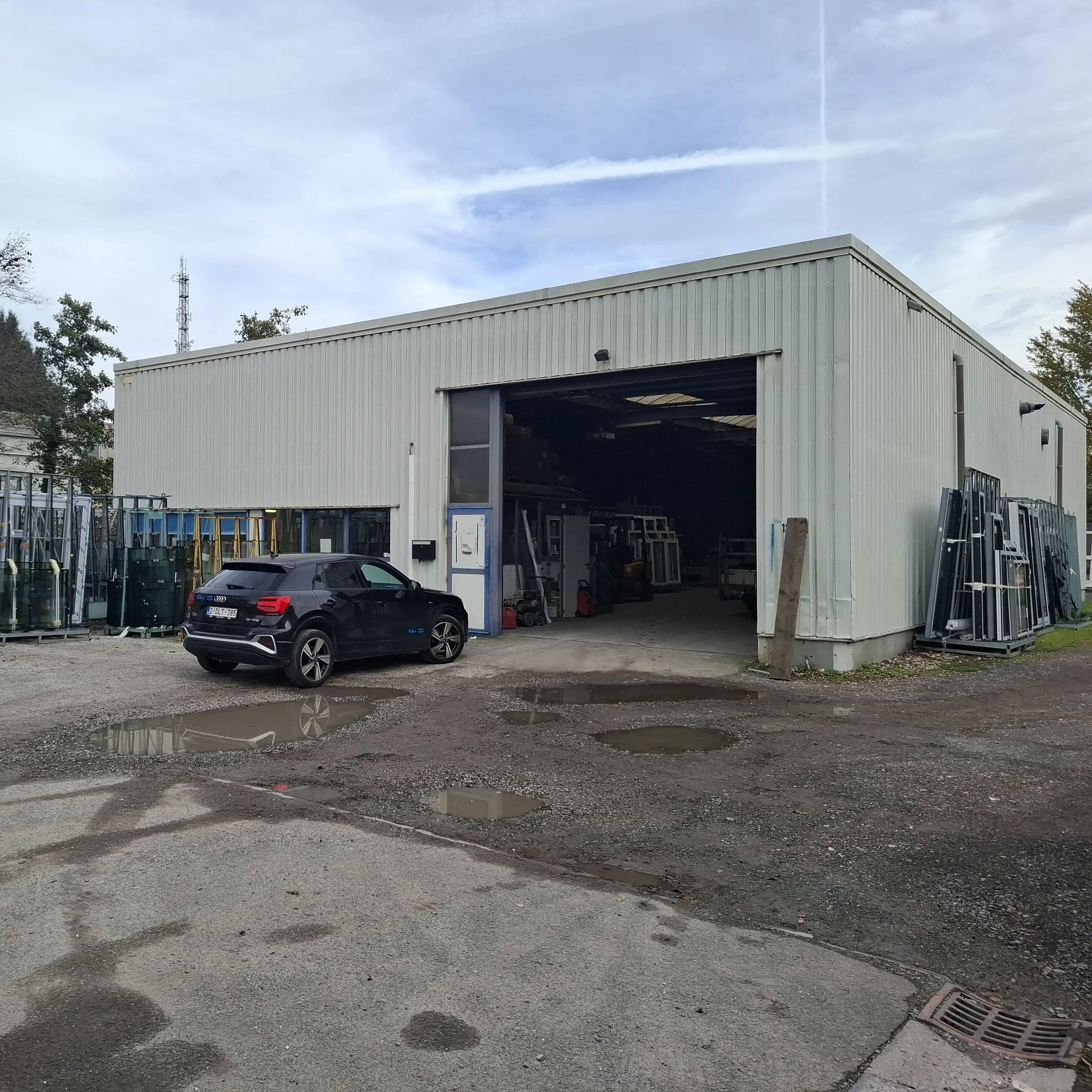 Magazijn met bureel foto {{pictureIndex}}