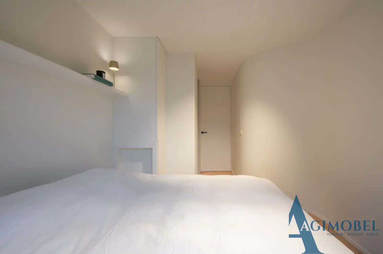 Uniek 2 slaapkamer - appartement met zeezicht en verfijnde architecturale touch. Vlakbij de Zeedijk. foto 15