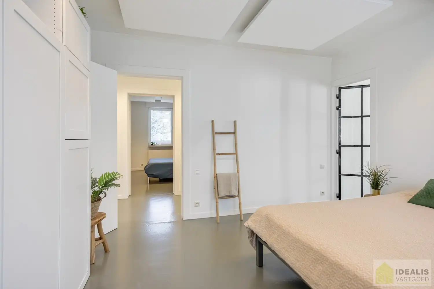STATIG, STRAK EN UITERST RUIM COMPLEX MET HOOGSTAANDE AFWERKING EN OOG VOOR DETAIL. MOMENTEEL VOORZIEN VAN 3 SLAAPKAMERS, RIANTE LEEFRUIMTES ÉN UNIEKE LANDSCAPE KANTOORRUIMTES OP RESIDENTIËLE DOCH GUNSTIGE LOCATIE!! Dit exclusieve complex omvat maar liefst +-400m² netto bewoonbare oppervlakte! Kenmerkend aan dit statige pand is de unieke voorgevel die bezet is met keramische kunst van Pieter Stockmans. Gelegen op een residentiële locatie in een rustige woonstraat doch op enkele minuten van het centrum van Genk! foto 21