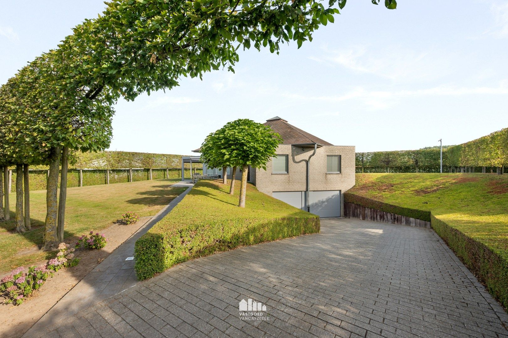 Goed onderhouden villa met grote tuin en twee garages op centrale ligging.   foto {{pictureIndex}}