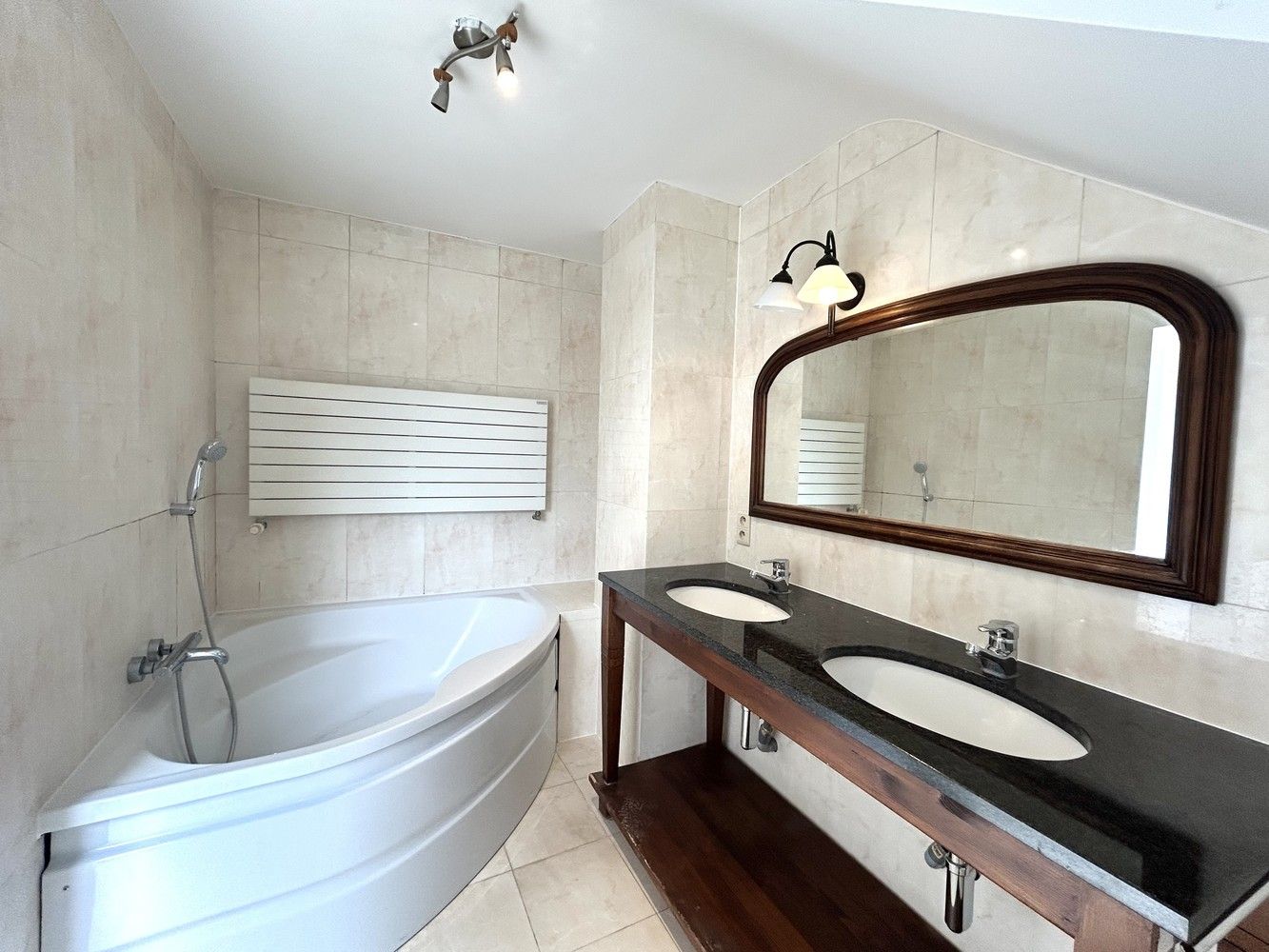 Zeer ruim duplex appartement met panoramisch uitzicht foto 14