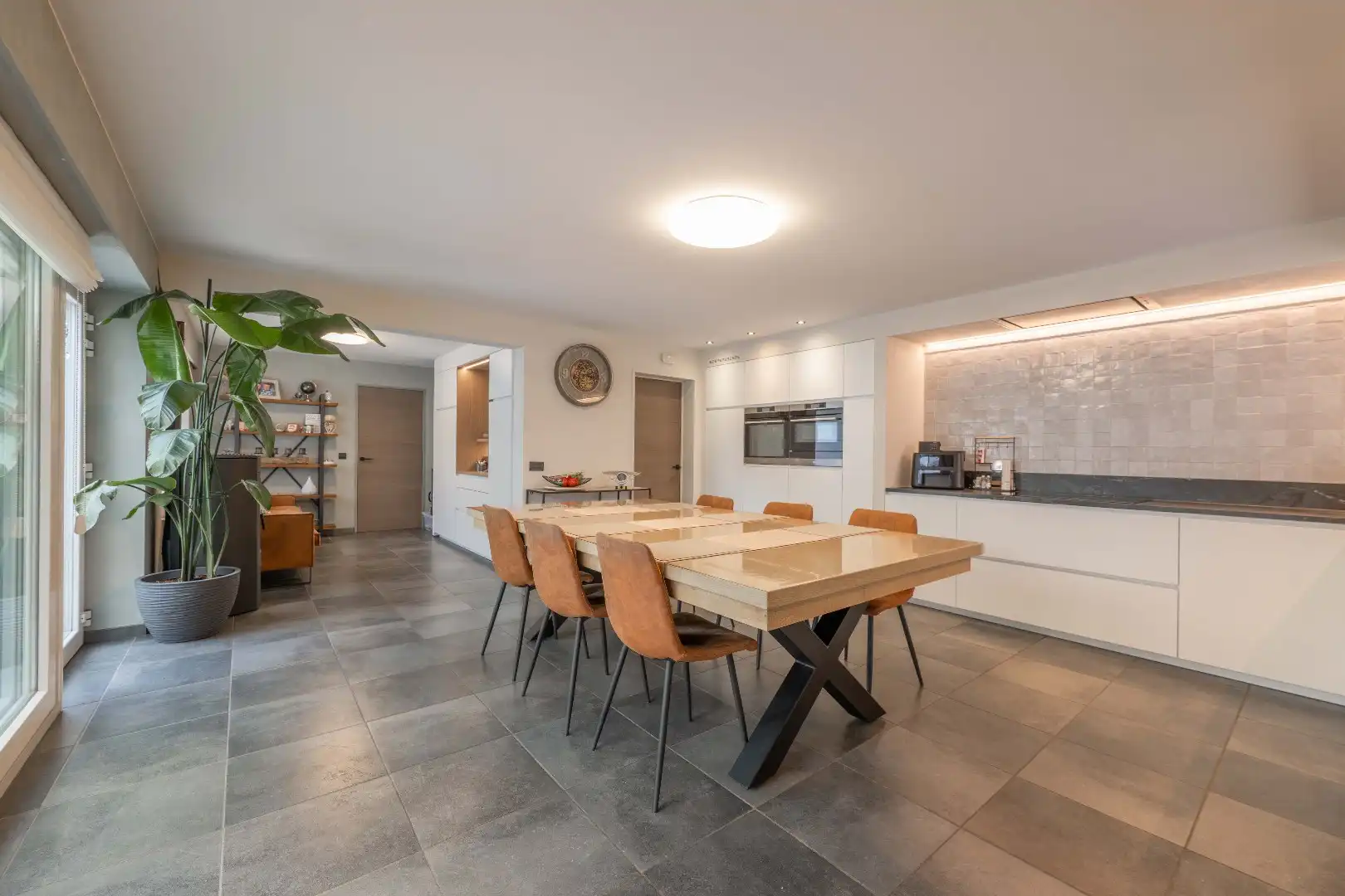 VERRASSEND RUIME, INSTAPKLARE WONING MET 2 GARAGES TE PITTEM foto 7