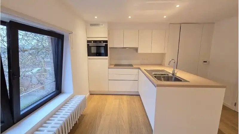 Ruim en volledig vernieuwd 2-slaapkamerappartement te huur in Brugge foto 3