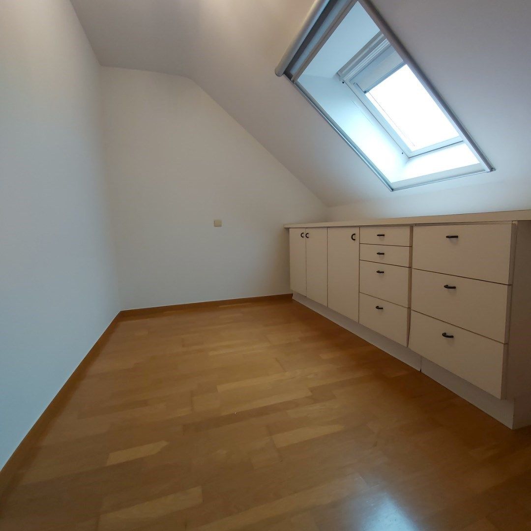 Zeer verzorgd en ruim duplex-appartement met 2 slaapkamers, bureel, 2 terrassen en aparte garagebox. foto 8