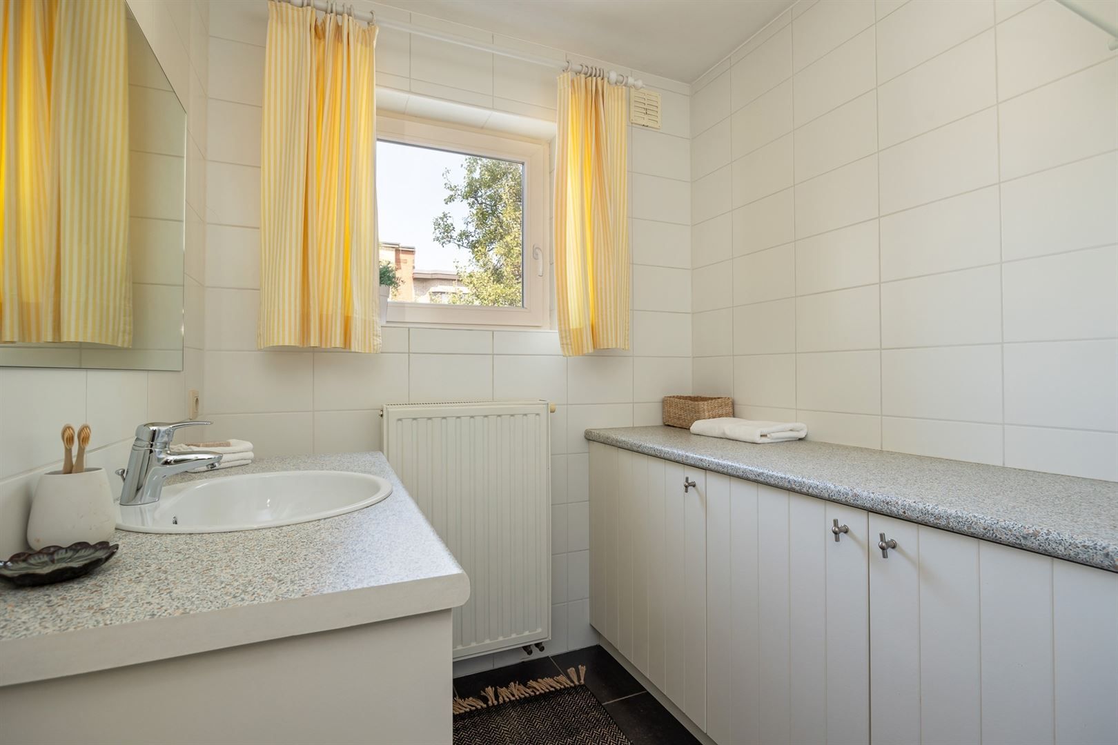 Instapklaar appartement met groot terras en autostaanplaats foto 18