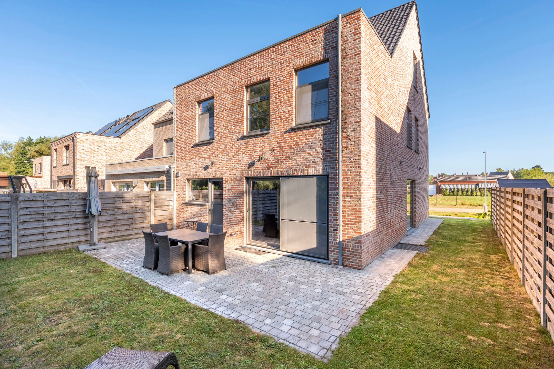 Recente halfopen bebouwing op rustige locatie in Oelegem. foto 3