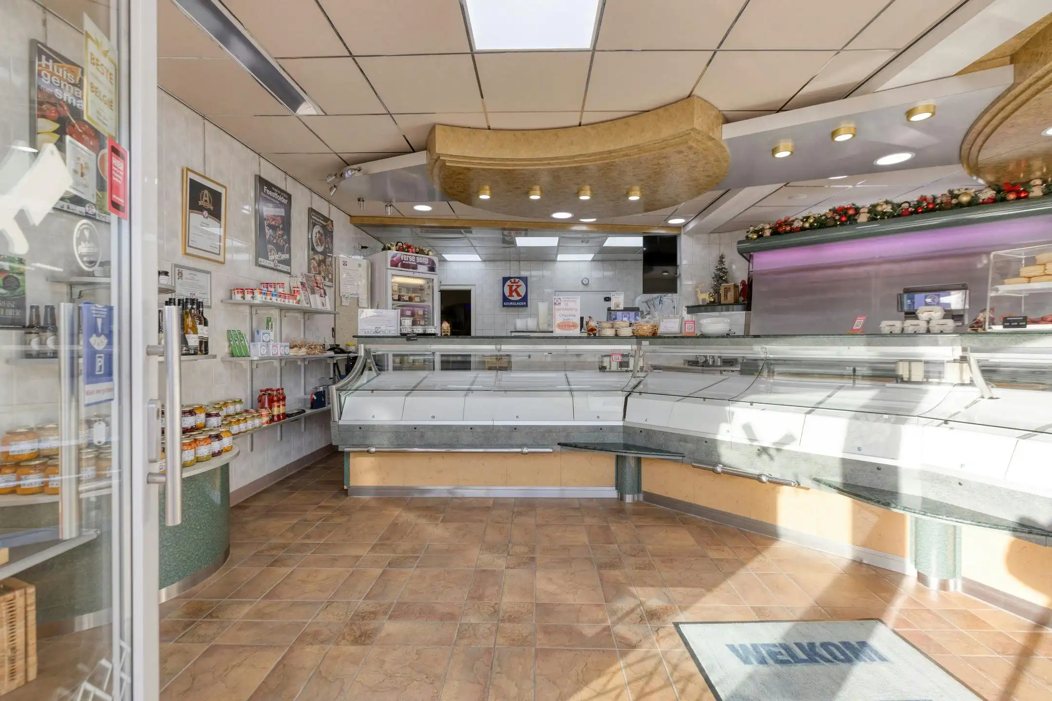 Zeer goed onderhouden handelshuis met handelsruimte en magazijn in centrum Overpelt te koop foto {{pictureIndex}}