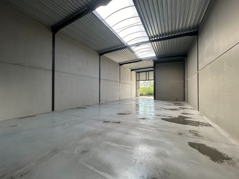 Nieuwbouw magazijn (271 m²) en 2 parkings – vlakbij N9 foto {{pictureIndex}}