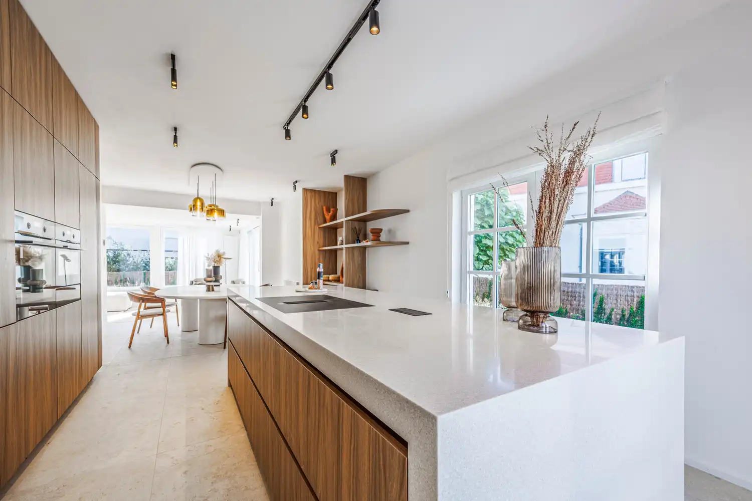 Stijlvolle vrijstaande villa met schitterende zongerichte terrassen, uitstekend gelegen op een boogscheut van het strand foto 10