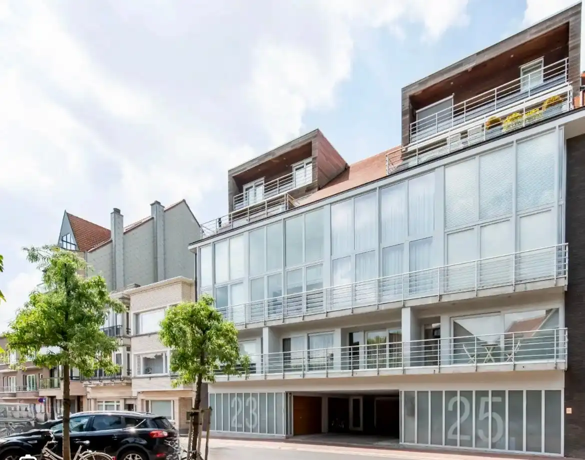 Garagebox  vlakbij het Driehoeksplein op enkele stappen van de Zeedijk en de Dumortierlaan foto {{pictureIndex}}