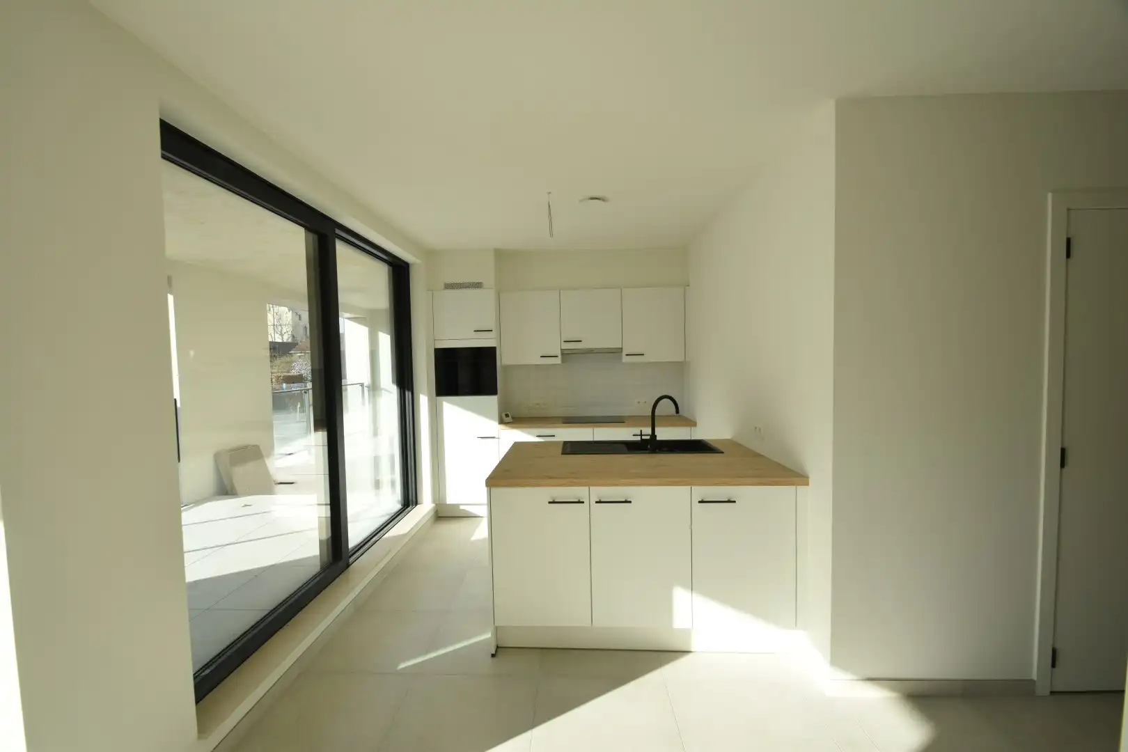 Modern ingericht appartement aan rand van centrum foto 7