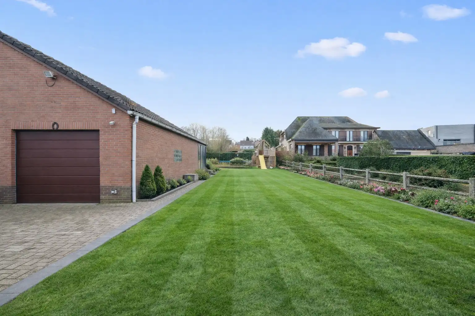 Ruime gezinswoning met ruime tuin en aparte garage foto 18