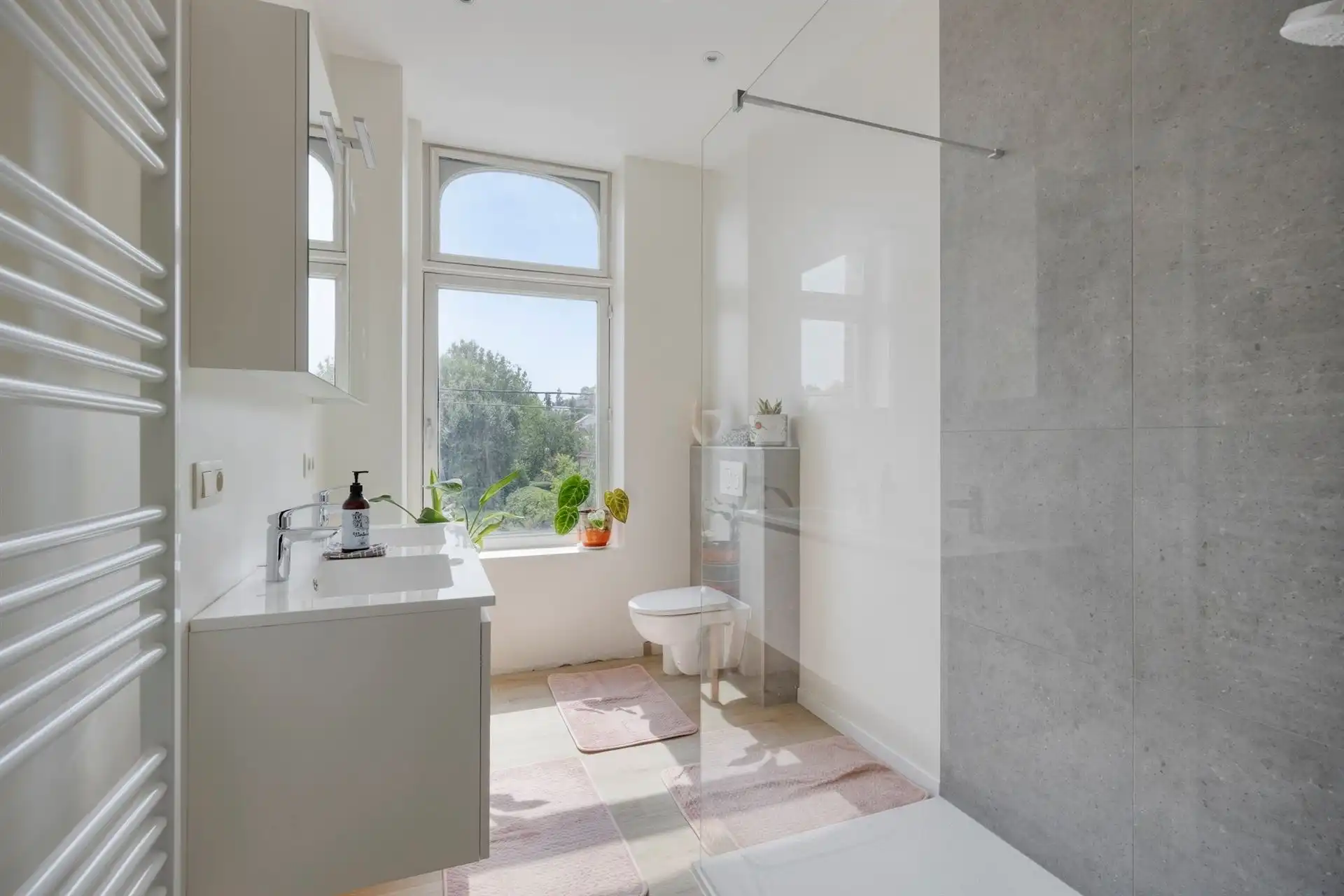 Prachtig gerenoveerde serristenwoning op prima locatie nabij centrum foto 18