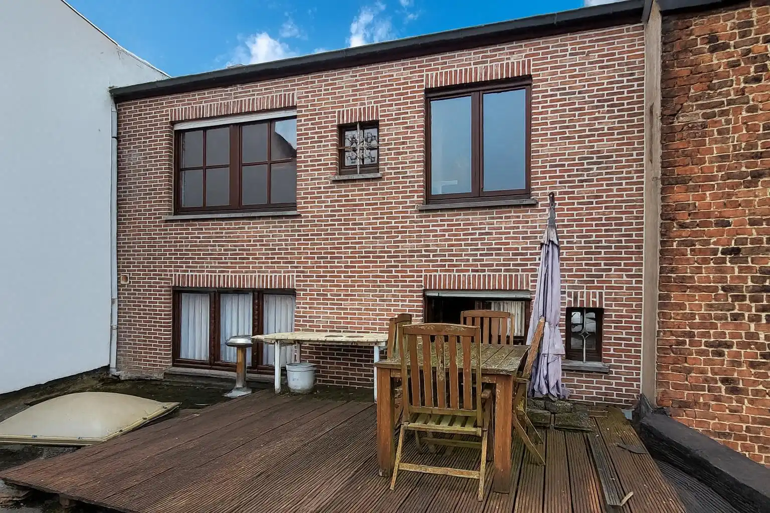 Dit veelzijdige pand met een grondoppervlakte van 240 m² combineert een ruime commerciële gelijkvloerse verdieping met een comfortabel appartement op de eerste verdieping. foto 5