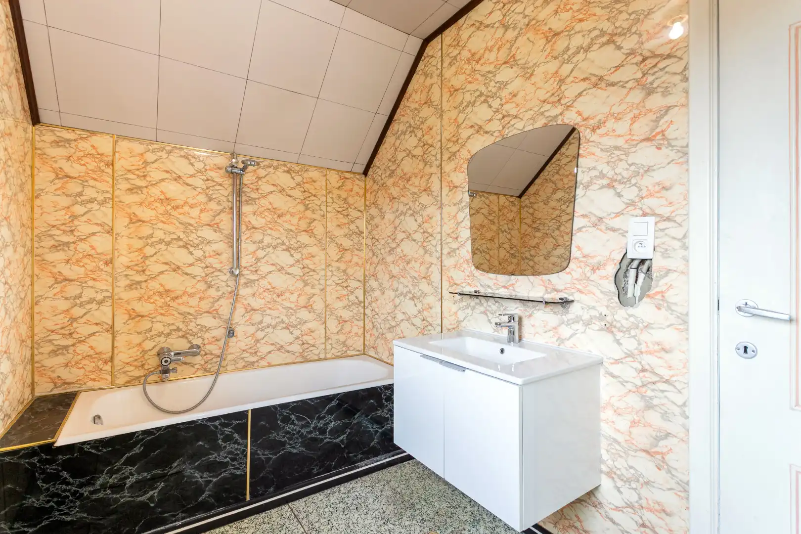 Ruime woning te Pajottegem met 4 slpks, garage en tuin op +-10a! foto 22