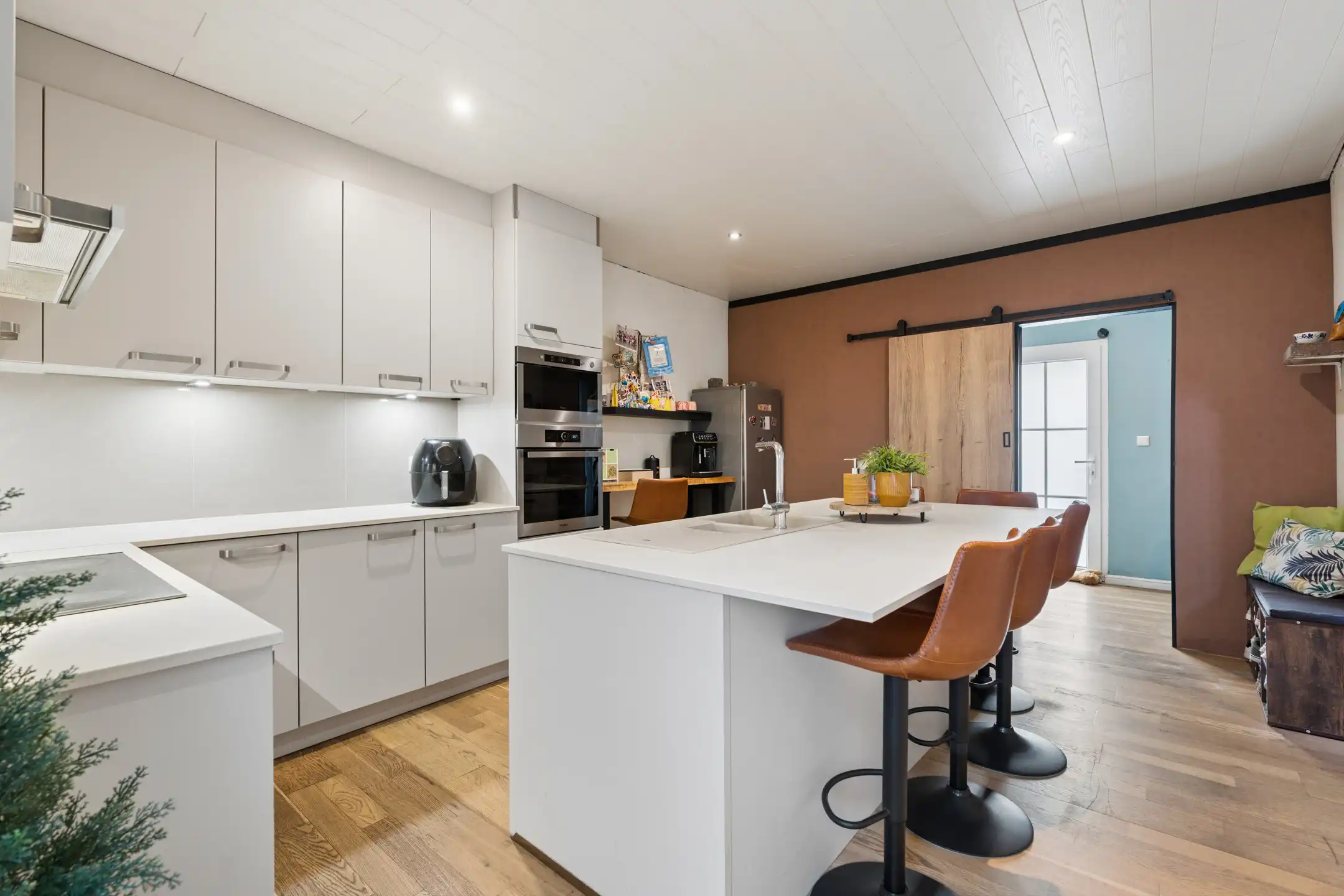Instapklare, gerenoveerde gezinswoning met 3 slaapkamers foto 6