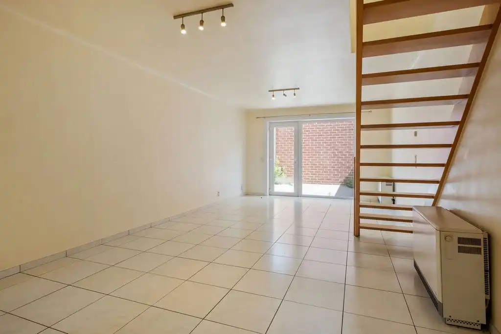 Recente woning met 2 slaapkamers, koer en privatieve parkeerplaats in het centrum van Celles! foto 3