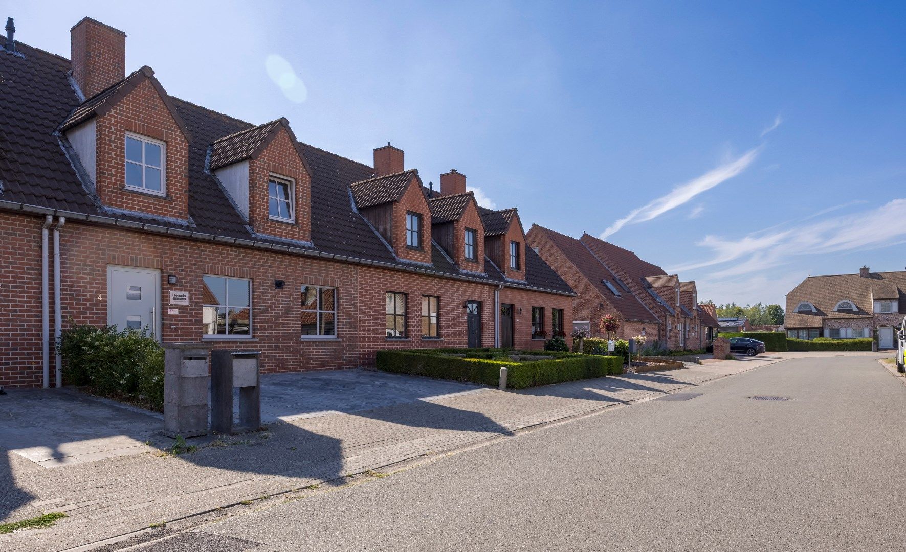Rustig gelegen gezinswoning met zonnige tuin in het landelijke Moerkerke foto {{pictureIndex}}