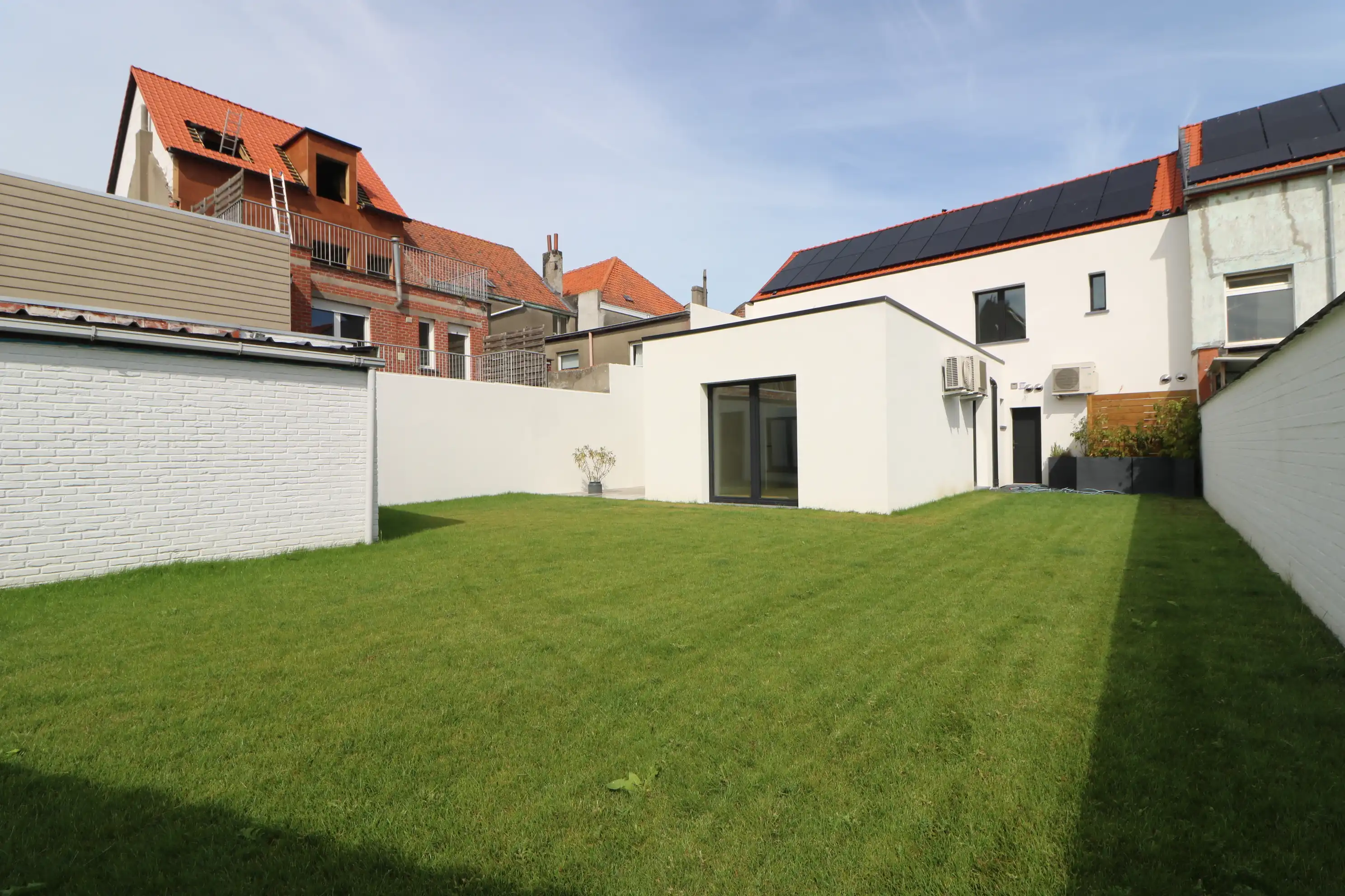 Luxueus gerenoveerd 3-slaapkamerappartement mét garage én zeer grote tuin. foto 12