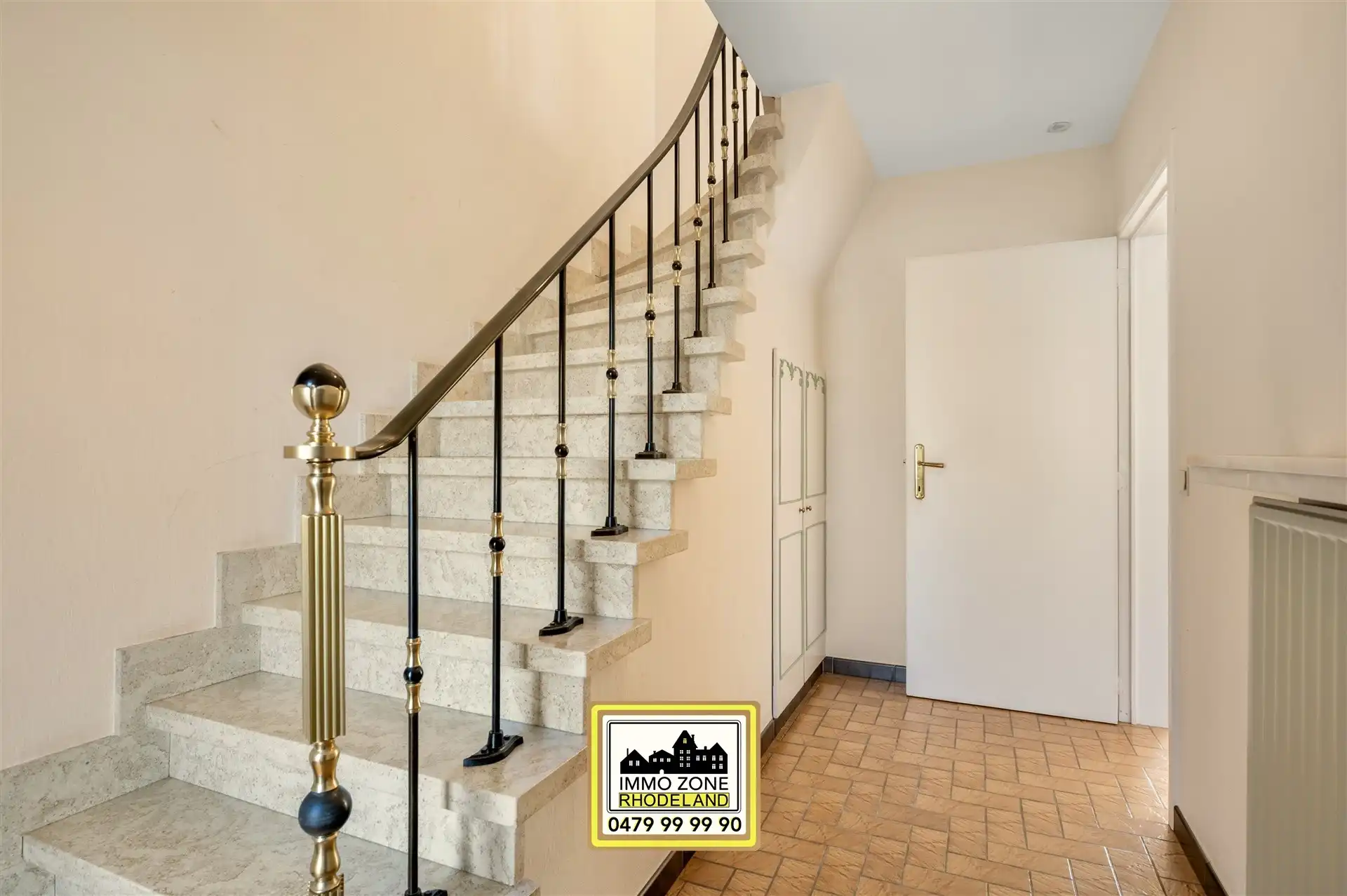 Op te frissen halfopen woning met 3 slpks, garage en tuin foto 3