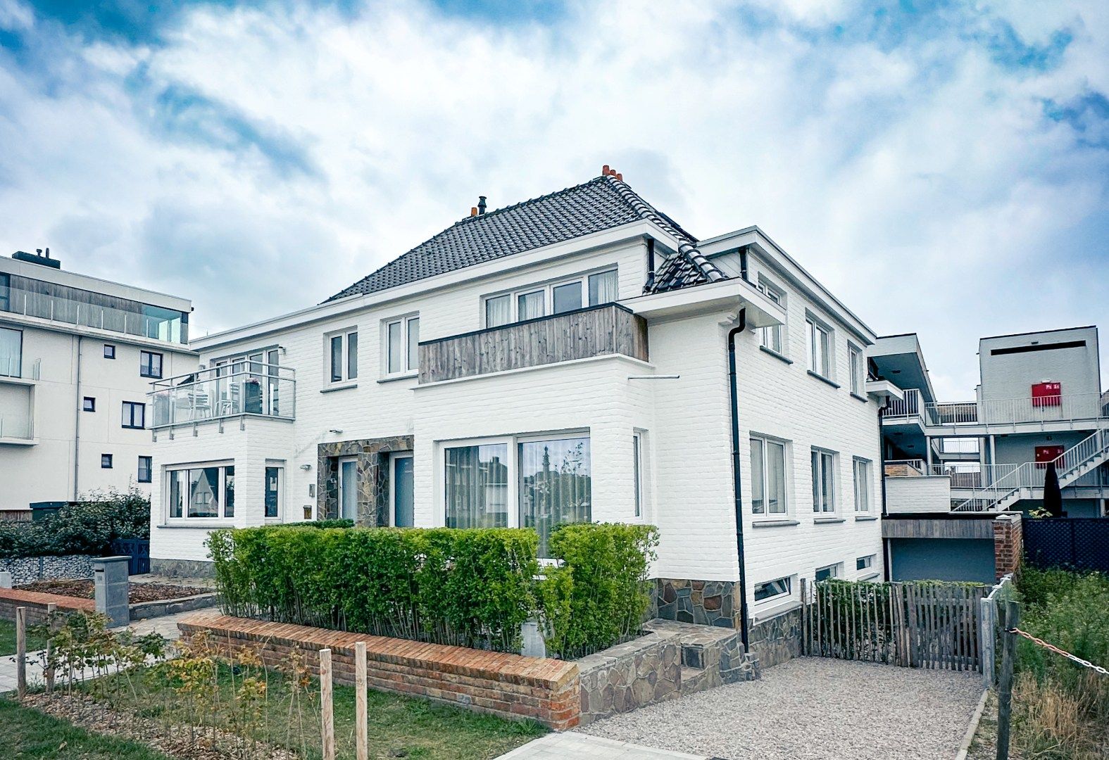 Moderne, energiezuinige woning te koop op toplocatie aan zee foto {{pictureIndex}}