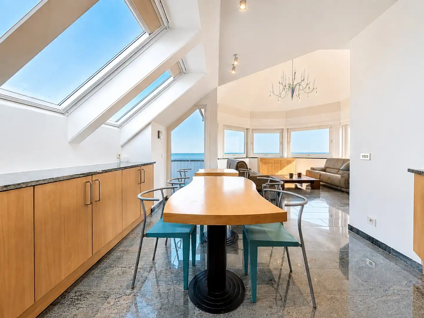 Unieke penthouse met vier terrassen en frontaal zeezicht te Sint-André (Oostduinkerke) foto 4