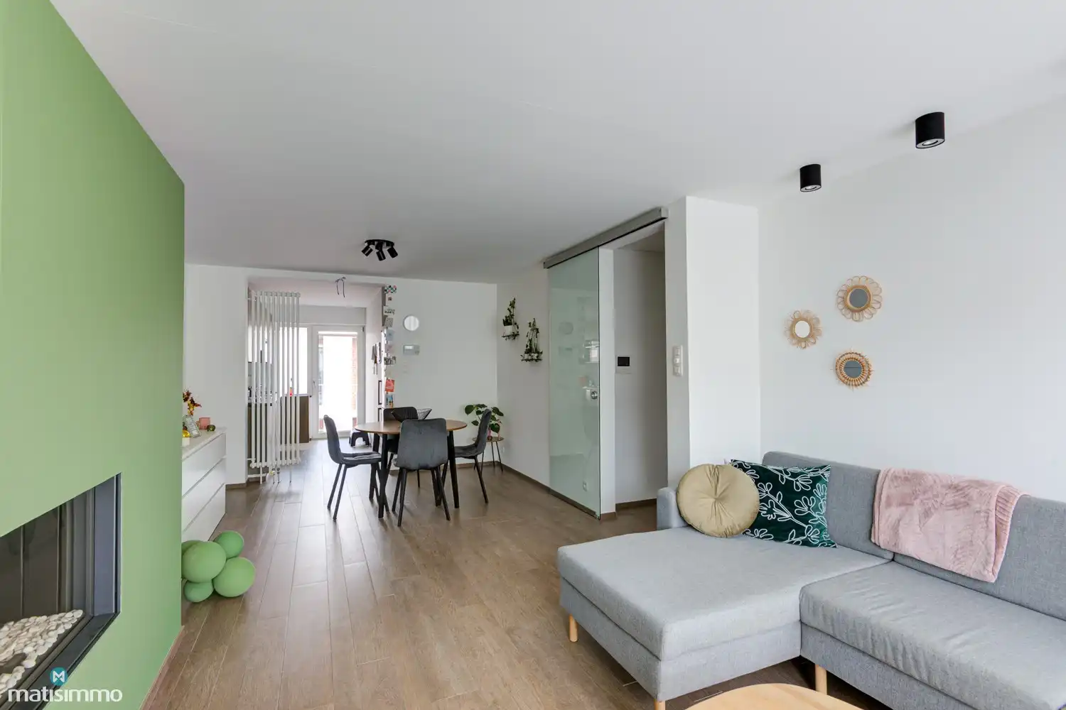 GERENOVEERD APPARTEMENT MET TWEE SLAAPKAMERS, TWEE BALKONS EN ONDERGRONDSE AUTOSTAANPLAATS NABIJ HET CENTRUM VAN HASSELT foto 4